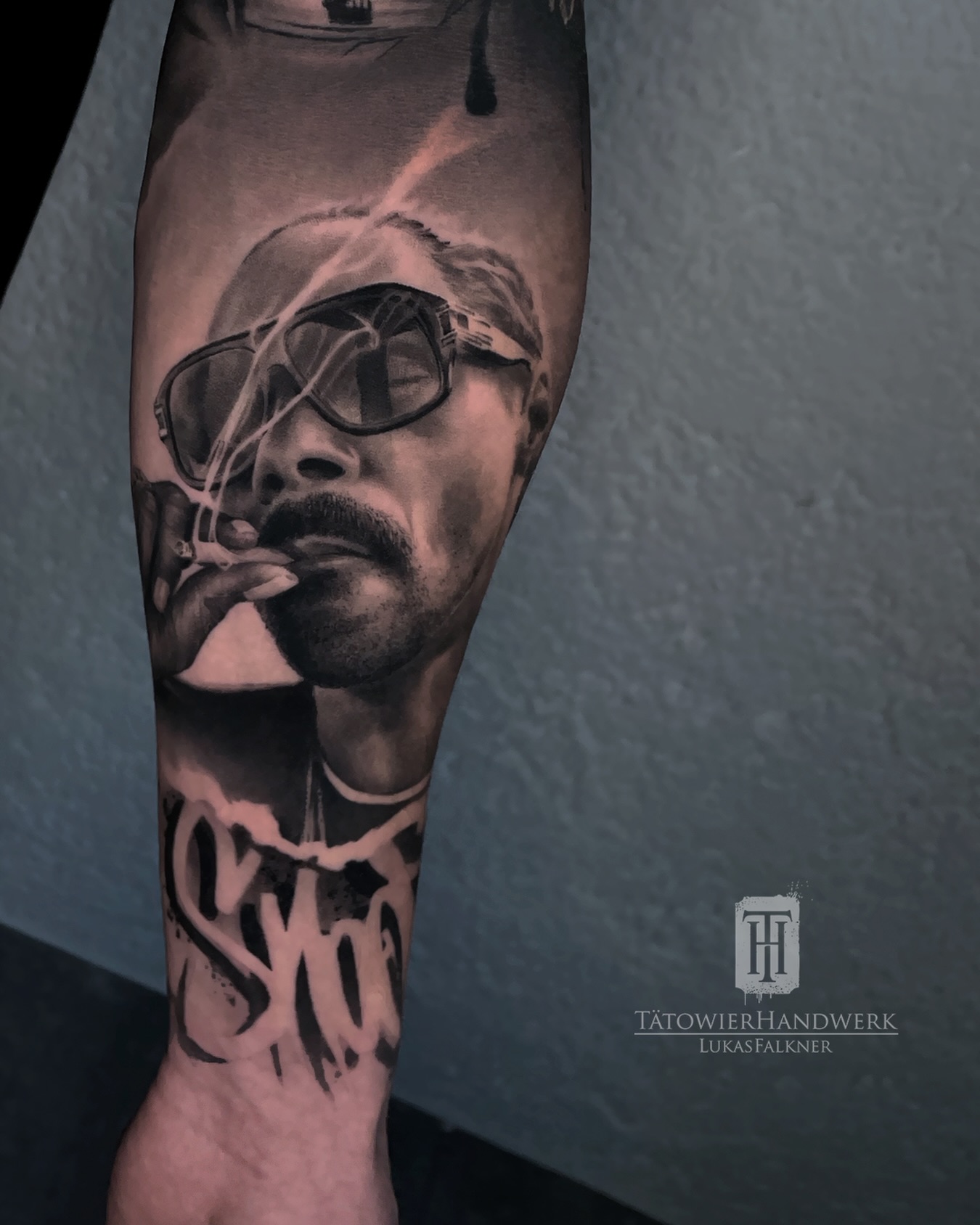 "D.O. Double G" aka Snoop Dogg for @mint_one_91 🐶 Fully healed and settled ✌️
#snoopdogg #realistic #blackandgreytattoo #realism