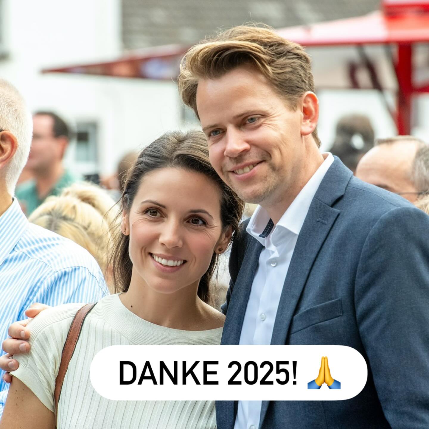 Für mich geht ein spannendes und sehr buntes Jahr 2025 zu Ende - ein langer Wahlkampf, die Wahl und die Stichwahl und schließlich der Amtsbeginn im November!
Ich bin sehr dankbar für die vielfältige Unterstützung, die vielen Begegnungen mit unterschiedlichen Menschen im Kreis und einen guten Start mit einem tollen Team in der Kreisverwaltung! 👍🙏🔥
Ich freue mich darauf jetzt im neuen Jahr richtig anzupacken - gemeinsam mit dem Kreistag mit vielen erfahrenen und auch neuen Abgeordneten, mit vier hochengagierten stellvertretenden Landräten, mit einer starken Kreisverwaltung und natürlich gemeinsam mit der Bürgermeisterin und den Bürgermeistern bei uns im Kreis! 🚀💪
#rheinischbergischerkreis #2026 #anpacken