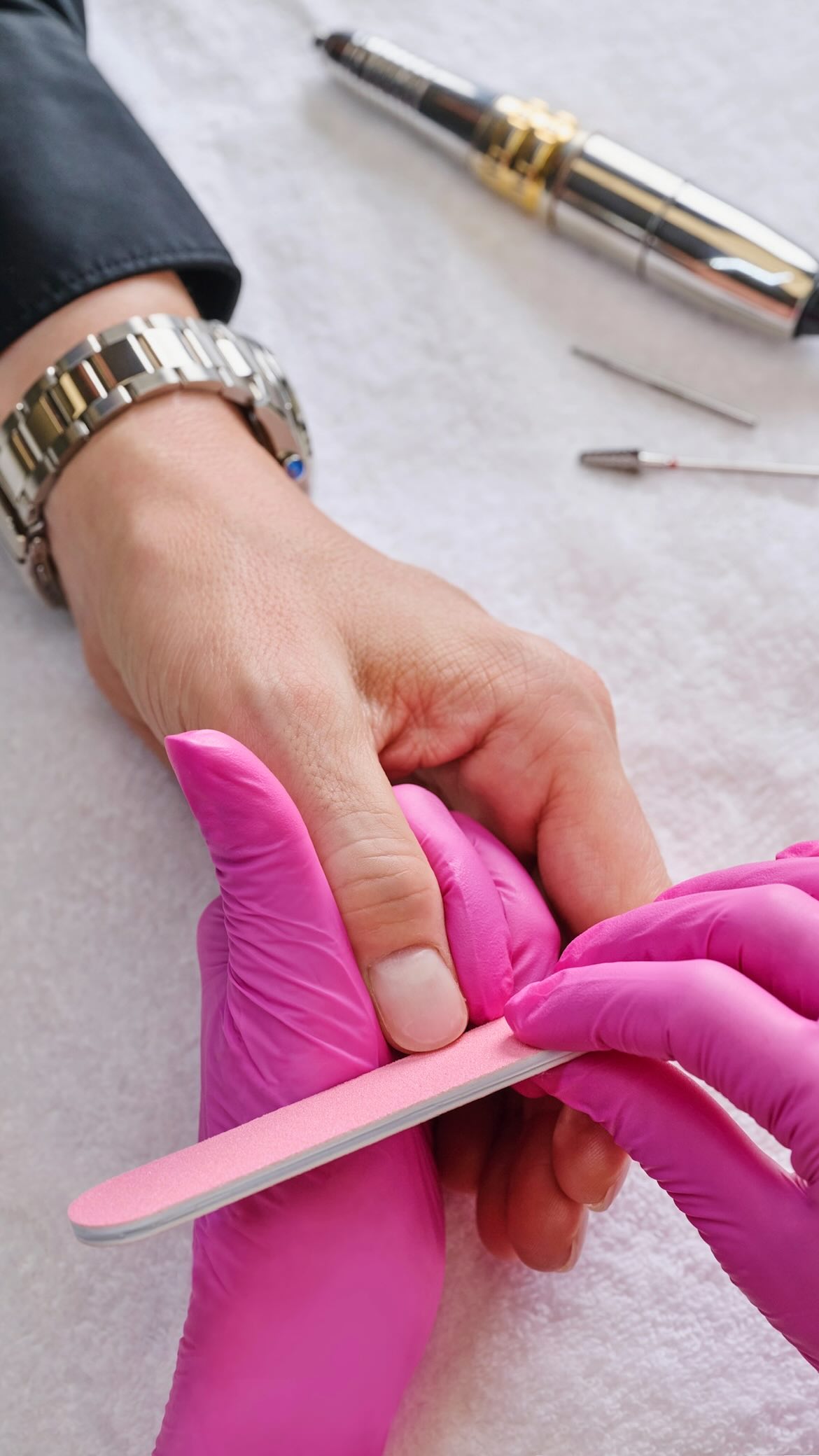 In meinem Studio begleite ich dich auf dem Weg zu gepflegten, starken und selbstbewusst wirkenden Männerhänden. Von der ersten Beratung bis zur professionellen Maniküre stehe ich mit Fachwissen, Stilgefühl und einem feinen Gespür für männliche Ästhetik zur Seite.
Mein besonderes Fachgebiet sind Problemnägel: Nagelkauen, rissige oder brüchige Nägel, übermässige Nagelhaut oder stark beanspruchte Hände. Ich nehme mir Zeit, um die individuellen Bedürfnisse meiner Kunden zu verstehen, und finde für jedes Anliegen die passende, natürliche Lösung.
Gelnägel gehören zu meiner Spezialität, wenn ein gepflegter Look mit zusätzlicher Stabilität gewünscht ist. Diese Gelnägel für Männer sind matt und so natürlich, dass die Verstärkung nicht sichtbar ist.
Regelmässige Behandlungen geben das gute Gefühl, die Hände nicht mehr verstecken zu müssen. Das Ergebnis sind gepflegte, authentische Männerhände.
Melde dich jetzt bei mir und ich berate dich sehr gerne!
Deine Caterina ✨
#männerhände #männernägel #fingernägel #maniküre #manikürefürmänner gelnägel seisensibycaterina baden beautystudio