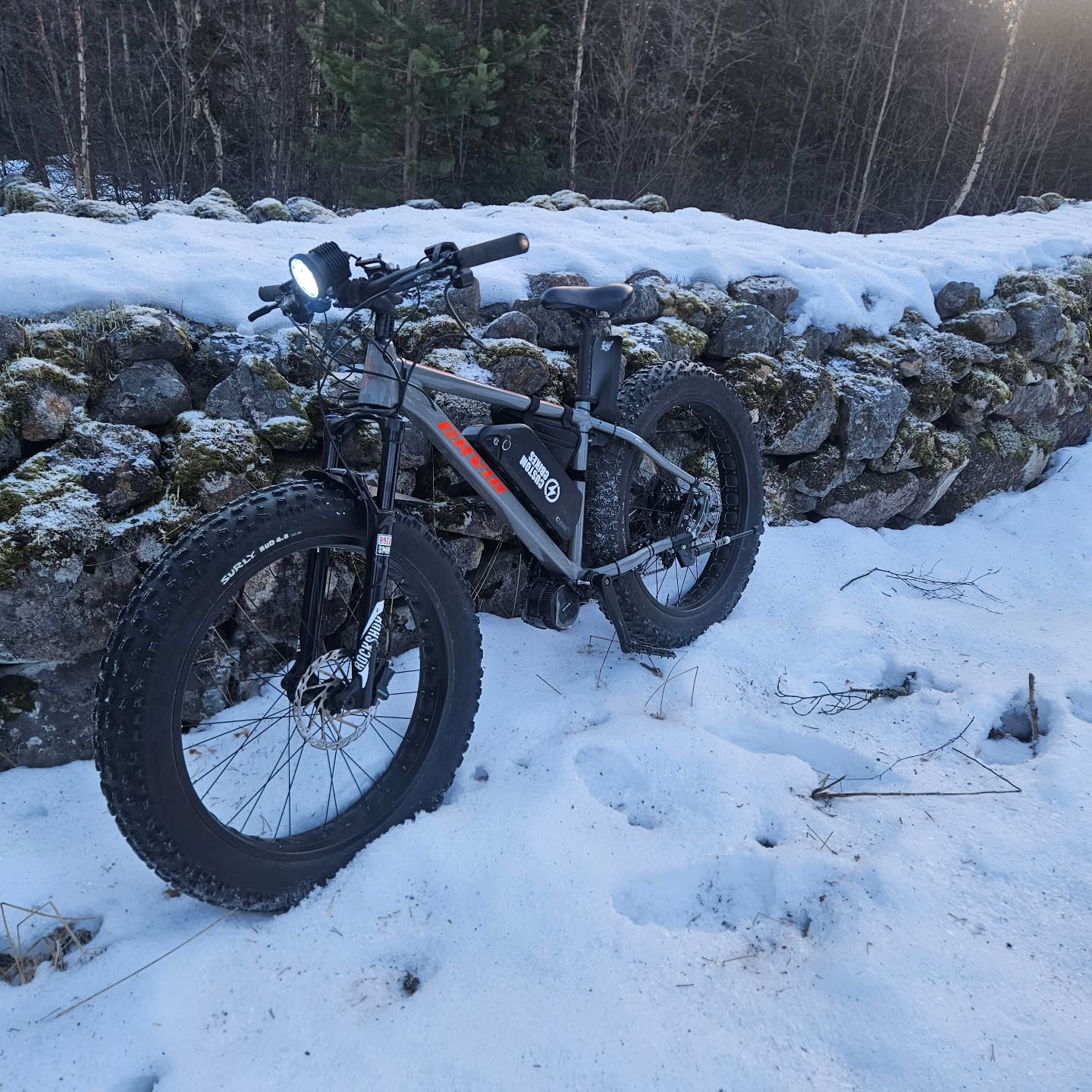 Ønsker alle et Godt Nytt år! 🎉
Vi har hatt et spennende prosjekt som akkurat blitt klart til juleferien!
En Gavia Fatty som blitt elektrisk.
1. Først bygde vi om en 350w motor med aksling på 100mm, med en n motorcore fra en 750w motor, på denne monterte vi siden en 1000w kontroller. Dette ble en veldig lett fatbike sykkel !
Akkurat nå kjøres denne med et 52v batteri på 1000Wh. Dette er et testprosjekt så Her må vi følge litt med på temperatur og gir om denne holder.
2. Montert motor med skjulte ledninger i rammen.
3. Bygget og sveiset et ski stativ fra en snøskuter som monteres i thru-axle med 2 slangeklemmer på under 5min .
Fungerer kjempebra i puddersnø 🙂