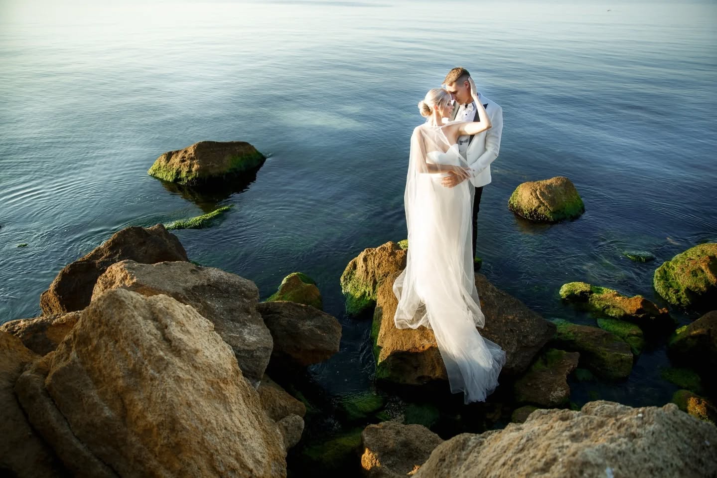 Suunnitteletteko häitä vuodelle 2026? Silloin olemme löytäneet toisemme.
Nimeni on Maksim, olen hää- ja perhekuvaaja, ja minulla on 11 vuoden kokemus.
Näiden vuosien aikana olen ymmärtänyt yhden tärkeän asian:
parhaat kuvat syntyvät silloin, kun teillä on rauhallinen ja mukava olo.
Kuvaan aitoja tunteita, oikeita hetkiä ja päivän tunnelmaa —
en vain kauniita poseerauksia.
Tehtäväni on, että saatte nauttia hääpäivästänne, ja minä huolehdin kaikesta muusta.
Kanssani on helppoa myös niille, jotka ajattelevat, etteivät “osaa olla kameran edessä”.
Olen tukenanne, ohjaan tarvittaessa ja olen läsnä päivän tärkeimmissä hetkissä.