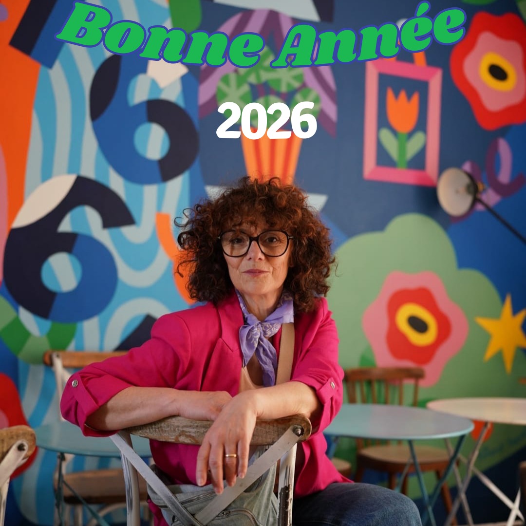 ✨ 2025… une BELLE année CRÉATIVE à l’atelier ✨
Merci.
Merci pour votre fidélité, pour votre présence année après année.Je vais fêter mes 9 ans en mars... gratitude que de pouvoir vivre de ce métier créatif!
Merci pour tous ces moments partagés qui donnent tellement de sens à ce lieu 💛
Merci pour
🎂 les anniversaires remplis de joie et d’énergie, un bonheur immense que d'animer les anniversaires de vos enfants.
💍 les EVJF, les confidences, l'amitié et la créativité partagée
🤍 les moments de complicité, simples et précieux
🎨 les enfants, fidèles des mercredis et des vacances, qui m’émerveillent à chaque séance par leur imagination et leur liberté
Vous faites de l’atelier un lieu vivant, chaleureux, profondément humain 🌿
Alors je vous souhaite une belle et douce année 2026 ✨
Une année où j’ai envie de continuer à vous offrir
🌱 de nouvelles expériences créatives
🤲 le plaisir de se retrouver autour du faire soi-même
♻️ la joie de recycler, inventer, transformer
🌍 et de créer ensemble avec une conscience écologique, sensible et joyeuse
Merci de faire partie de cette aventure.
À très vite pour continuer à créer, ensemble 🤍
— Corinne