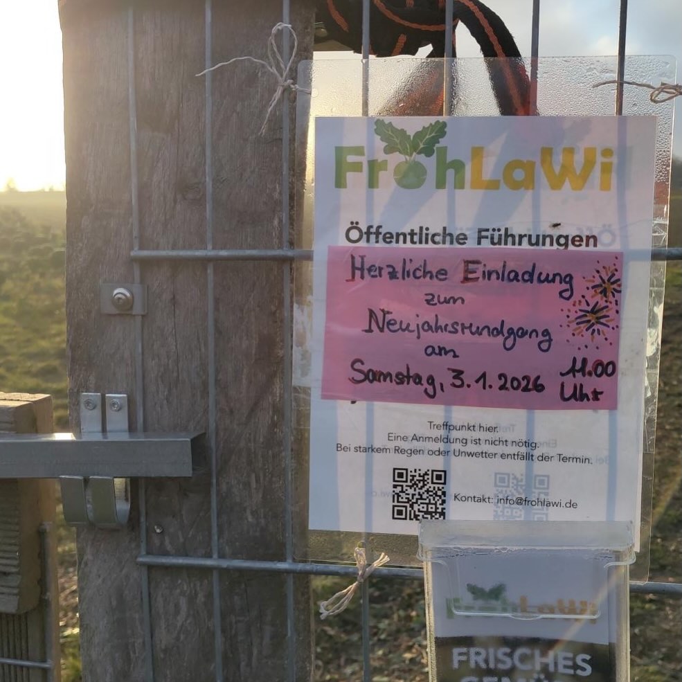 Wir wünschen euch ein fried- und freudvolles 2026 und möchten euch gerne bei euren guten Vorsätzen für dieses Jahr unterstützen. Falls ihr euch beispielsweise gesünder, regionaler und voll lecker ernähren wollt, macht doch einfach bei uns mit. Alle Fragen dazu könnt ihr bei unserer Neujahrsführung direkt auf unserem Acker stellen. Kommt einfach am Samstag um 11 vorbei. Wir freuen uns auf euch! #solidarischelandwirtschaft #gemüsekiste #eatlocal #solawi #farmtotable #farmlife #frohlawi #biogemüsekiste #Reinickendorf #hohenneuendorf #stolpe #hermsdorf #frohnau #frischvomfeld #FrischeErnte #happynewyear #gutevorsätze #wernichtfragtbleibtdumm