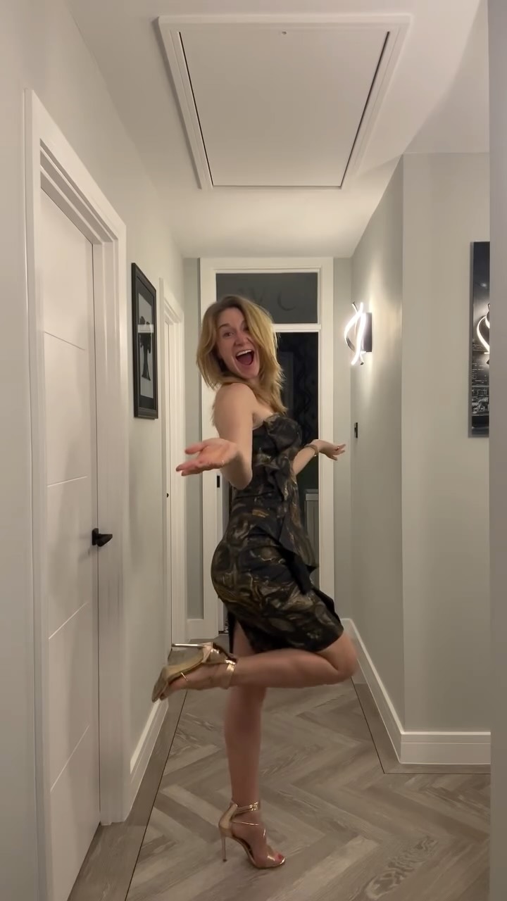 GLOW UP ✨👗🎤
A massive part of gigging that I just adore is the fashion and getting ready for a gig. I love nothing more than getting a fabulous charity shop bargain and planning my outfit. My mantra is always if I feel good then that will come out in my performance.
Here’s a recent charity shop bargain from @mercyinaction_buckingham . A Karen Millen dress for a mere £7, I mean what a beauty! How lucky am I?!
If you fancy looking for your own charity shop bargains then I highly recommend @mercyinaction_buckingham
Sarah x
.
.
.
.
.
.
#sarahjonesjazz #jazzsinger #jazzvocalist #selfcare #charityshopfinds