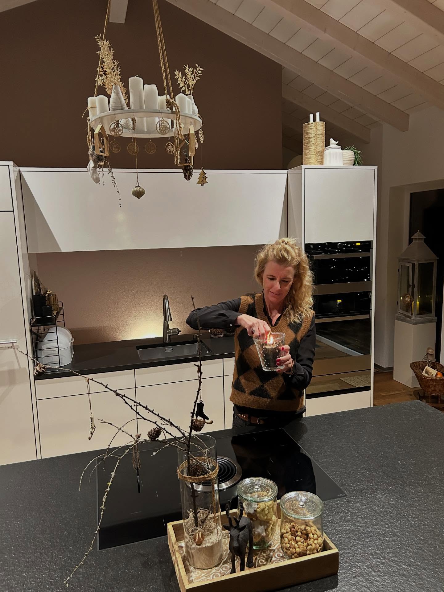 Letzter Post 2 0 2 5 🪅
Ein Jahr voller kleiner Wunder, grosser Gefühle und unzähliger Momente, die mein Herz ein Stück weicher gemacht haben.
Ich schliesse dieses Jahr mit Dankbarkeit, mit einem Lächeln und mit ganz viel Vorfreude. Vorfreude auf alles, was kommt. Auf neue Wege, neue Abenteuer, neue Herzensmenschen und all die kleinen Alltagsmagien, die das Leben so besonders machen.
Danke, 2025.
Du warst intensiv, lehrreich und wunderschön.
Und jetzt… öffnen wir die Tür zu einem neuen Kapitel.
2026 – ich bin bereit.
Bereit für Wachstum, für Mut, für Leichtigkeit und für all das, was mich erwartet. Ich freue mich so sehr auf dieses neue Jahr, auf neue Träume und auf alles, was wir gemeinsam erleben werden.
Auf ein Jahr voller Liebe, Wärme und neuer Geschichten. Wir sehen uns drüben, im 2026 ✨
Herzlichst, eure Tanja
#goodbye2025 #yearendthoughts #gratefulheart #eadyfor2026 #newchapterloading
Music by Wincent Weiss