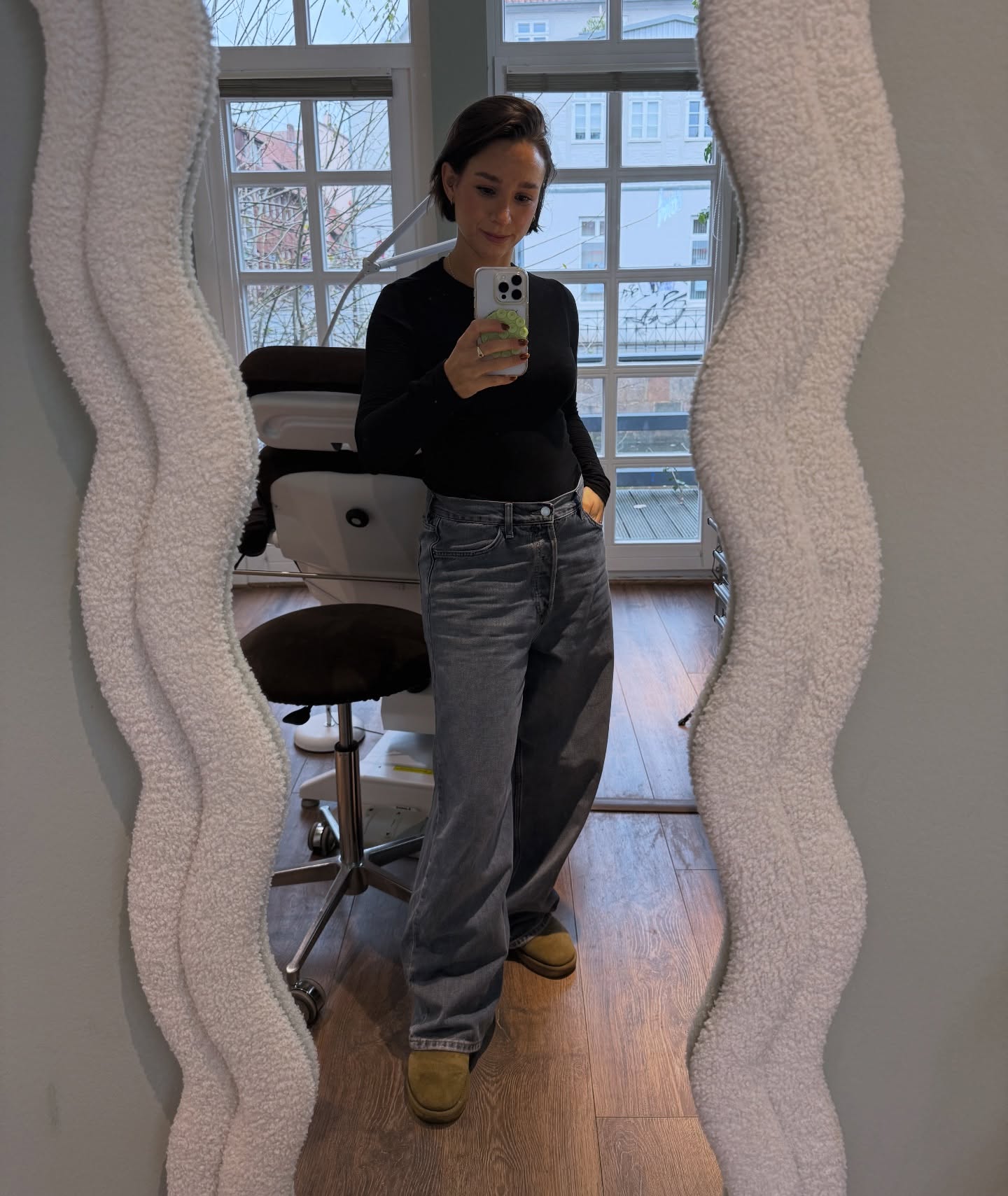 Mein Studio B. Eure Geschichten. So viel Vertrauen 💖
Ich möcht euch einfach Danke sagen.
Danke für jede einzelne Augenbraue- aber nicht nur. Danke vor allem für die Gespräche, das Vertrauen, das Lachen, die leisen Momente, die Emotionen, die Ihr mit in meinen Raum bringt.
Studio B ist für mich so viel mehr als ein Arbeitsplatz.
Es ist ein Ort geworden für echte Begegnungen, für Austausch, für Ankommen, für kleine Pausen vom Alltag.
Ich bin unglaublich dankbar für jede einzelnen von Euch, die diesen Raum mit Leben füllt 🤍
Zum Jahreswechsel wünsche ich Euch von Herzen Gesundheit, Leichtigkeit, Amore und ganz viele magische Momente ✨🥂
Möge 2026 ein Jahr werden, in dem Ihr Euch gesehen, gestärkt und wunderschön fühlt – innen wie außen.
Danke, dass ich Euch ein Stück begleiten darf.
Ich freue mich auf alles, was kommt 🫶🏽