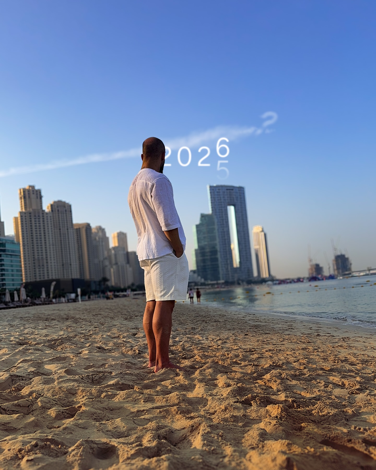 Toto mám už ako tradíciu ☝🏻, 6.rok za sebou tá “istá” koláž.
Je to zaujímavé si takto presne pozrieť a hlavne pripomenúť rok za rokom presne všetky tie momenty, ľudí, zážitky a spomienky 💭.
Koľkokrát som si povedal, že prekonať laťku ďalší rok nebude jednoduché, ak vôbec možné, tento rok si to hovorím dupľom, pretože stál naozaj za to, po každej stránke, nie len tej pracovnej 😌. Samozrejme že nie som premotivovaný slniečkar a každému sa dejú aj nepríjemné veci a udalosti, je však na nás čo si z nich zoberieme a ako budeme reagovať. Kam budeme sústrediť svoju pozornosť …
A ak to niekto číta až sem, tak Vám poviem čo som si odsledoval za roky práce s rôznymi ľuďmi …
Nech sa Vám deje alebo udeje čokoľvek, na pohľad nepríjemné alebo negatívne, tak možno v dohľadnej dobe v tom nevidíte žiadny zmyseľ, nič pozitívne, ale ak sa tým nenecháte pohltiť, kráčate ďalej, tak časom Vám to zmyseľ dá a budete vidieť tie veci inak 😉
Ďakujem Vám všetkým, ktorý ste vytvorili tento nezabudnuteľný rok ☺️ A ja prajem Vám úplne všetkým, aby ste si spravili rok 2026 podľa seba, aký chcete, pretože to máte vo svojich rukách vy ✌🏻. Krásneho Silvestra ľudia 🍾😉!
#journey #2025recap #thankful #fitnesslife
#LiveLifeYourWay 😌