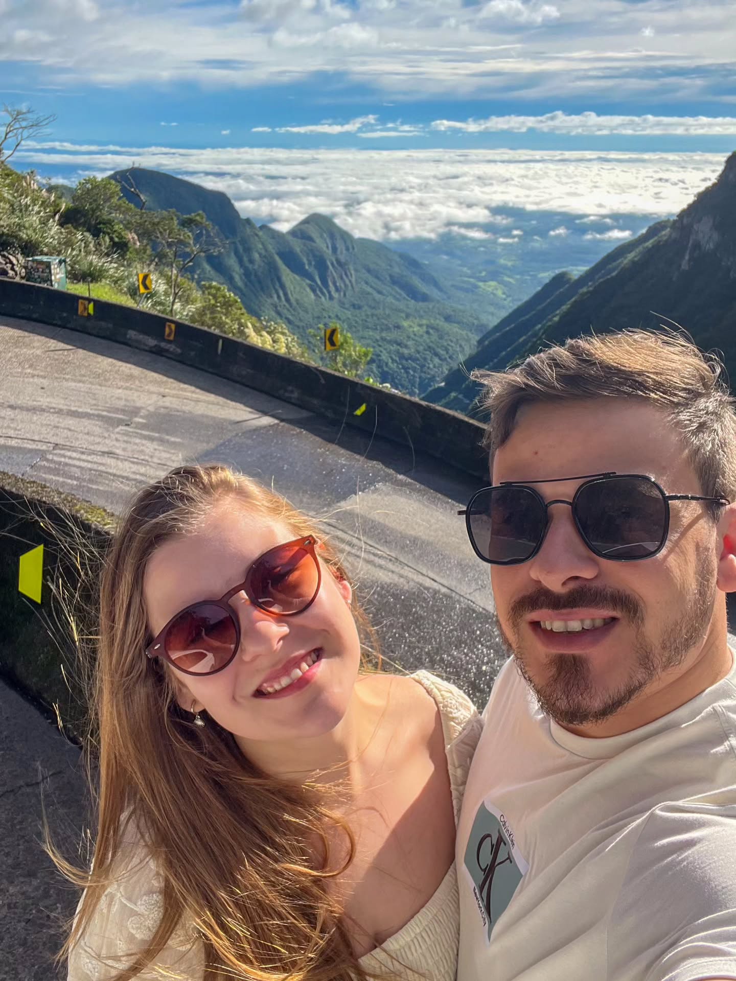 Você é minha volta para casa depois de um dia cansativo
Você é a luz do céu que volta após o céu escurecido
Você é também a sombra que acalma meu deserto
Você é o sonho longe mas que amo ter por perto.
Te amo! @julia.modolon