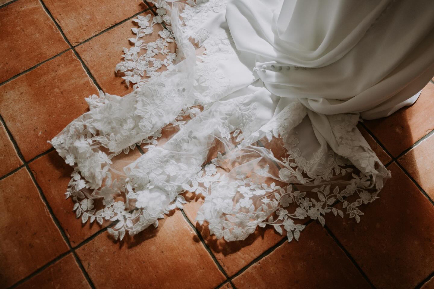 Belle année 2026!
#robedemariée #photographerouen #seancephoto #photoshootmariage