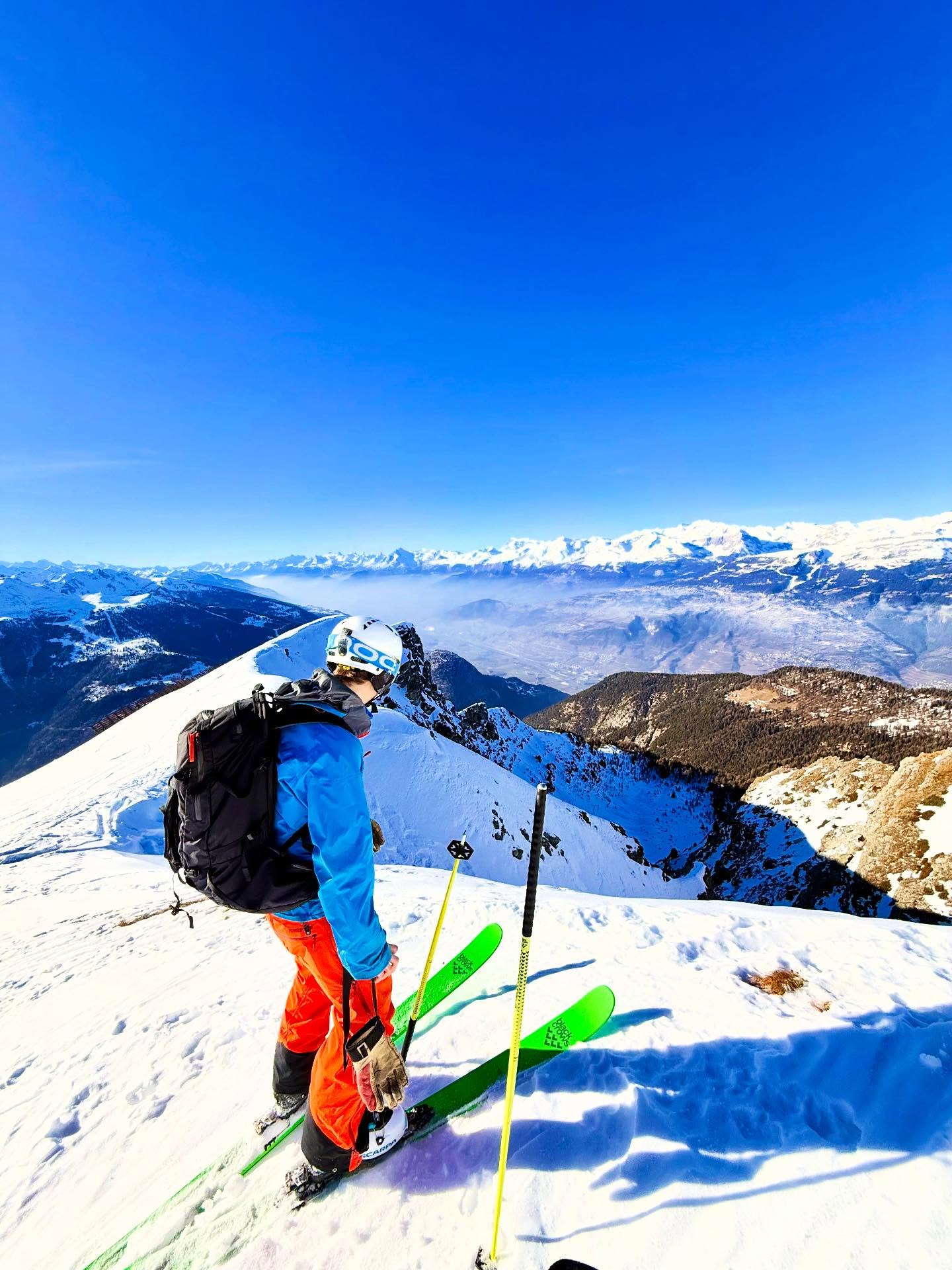 @jack_burrows squeezing in one last couloir for 2025. Here’s to a snow-filled start to 2026. Bonne année everyone!
-
#valdanniviers #couloirskiing #newyearpowder