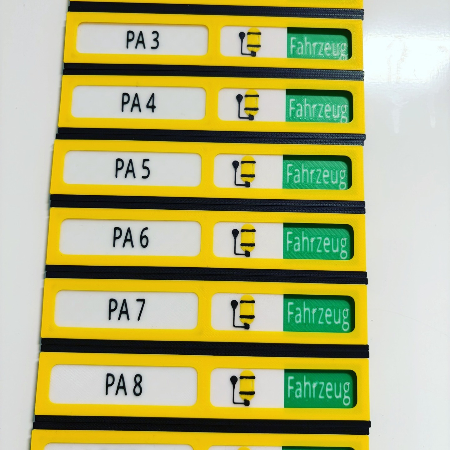 +++ PRAXIS TIPP +++
🚒 3D Druck bei der Feuerwehr
3D-Drucker sind heute erschwinglich und vielfältig einsetzbar – auch bei der Feuerwehr!
Bei der Feuerwehr Nörvenich werden z. B. Infotafeln zum Status der Atemschutzgeräte, Atemschutzflaschen u. v. m. mittlerweile per 3D-Druck hergestellt. Sie sorgen für mehr Übersicht und Ordnung am schwarzen Brett – einfach, praktisch und hilfreich im Einsatzalltag.
👩🚒 (pb)