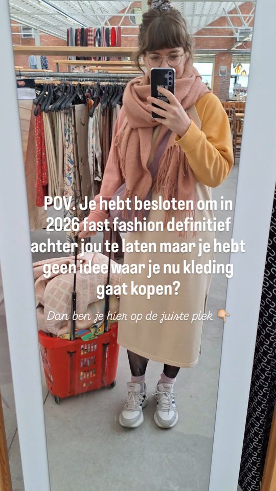 Ik was verslaafd aan fast fashion. Fashion victim pur sang.
Tot ik meer leerde over de impact. Afval. Uitbuiting. Geen planeet B. 💔
Tegelijkertijd heb ik zo veel plezier aan mezelf kleden. De creativiteit. Het toont wie je bent, toch? ✨ een capsule closet person zal ik nooit worden vrees ik (en geloof mij, ook dat heb ik geprobeerd en uitgebreid getest 😅).
Dus ging ik op zoek naar alternatieven in de breedste zin van het woord: tweedehands, ruilen, huren, -damn- ik leerde zelf mijn eigen kleding naaien! 🪡
Ik deel met plezier mijn tweedehands gidsen en schrijf over de slow fashion alternatieven waar ik eerlijk gezegd véél meer plezier aan beleef dan toen ik nog fast fashion kocht. Never going back moatje.
Wedden dat ik u overtuig? 🤭
Volg mee 🌱