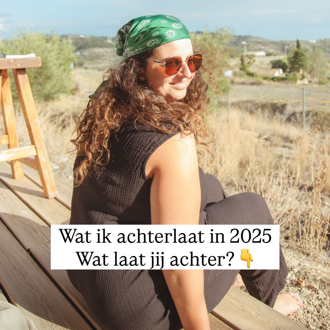 Wat ik achterlaat in 2025
De afgelopen dagen voelde ik die typische einde-jaar-energie weer opkomen. Overal zie je reflecties, doelen, lijstjes, intenties. En ergens snap ik het, deze periode nodigt uit om stil te staan. Maar voor mij voelt dit jaar niet als een plotselinge “knip”… meer als een overgang.
Kijken wat mee mag en wat ik loslaat. 2025 was intens voor heel veel mensen en ook voor mij…🤯💃🏻🎢
Lage lows, onzekerheid, onrust, angst maar ook prachtige highs: zon op mijn gezicht, nieuwe connecties, bijzondere plekken en steeds dichter bij mijn missie.
Het was het jaar van de slang: lagen loslaten. Oude huid afschudden.
Dit laat ik achter in 2025:
1. Trekken aan mensen die (nog) niet klaar zijn
2. Geloven dat ik alles alleen moet dragen
3. Me laten leiden door de angst van anderen
4. People pleasen ten koste van mezelf
5. Te zacht zijn in mijn grenzen
6. Twijfelen aan mijn eigen kennis en ervaring
7. Overwerken “zodat het wel gaat lukken”
8. Denken dat harder werken altijd het antwoord is
9. Me kleiner maken zodat het voor anderen comfortabel blijft
10. De overtuiging dat het eerst perfect moet zijn voordat ik mag delen
In 2026 kies ik voor: vertrouwen, rust in mijn systeem, samenwerken, gedragen worden, en werken met mensen die hun werk en hun bedrijf serieus nemen.
Ik ben benieuwd…
👉 Wat laat jij achter in 2025?
👉 En wat mag er wél mee het nieuwe jaar in?
(Je mag delen in de comments of in een DM, ik lees het graag.)
P.S. Als je voelt: ik wil dit niet meer allemaal alleen uitzoeken; vandaag is de laatste dag dat je een 1:1 Consult kunt boeken voor €79 in plaats van €150. We plannen hem rustig in januari, zodat je met helderheid start. Reageer met READY en ik stuur je de code. 💛