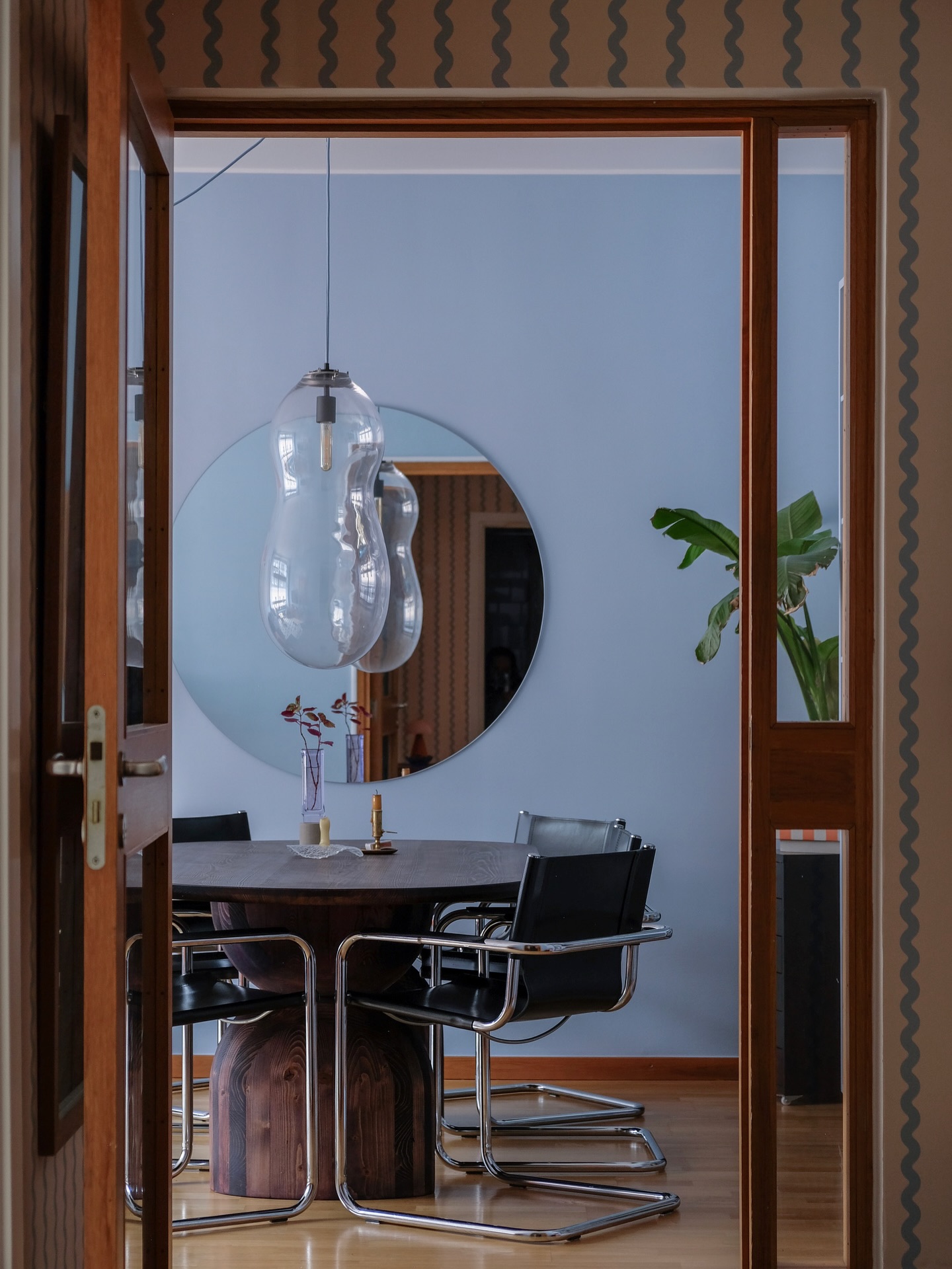 Christmas is long gone and we’re slowly easing back into everyday life.
I usually like to hold on to Christmas for as long as possible, but our tree had other plans… I think it started dying the moment we brought it inside😅 So it had to go before New Year’s Eve, and all the Santas went back into their box with it.
And honestly? It feels really good to clean up, clear the space, and start the year fresh.