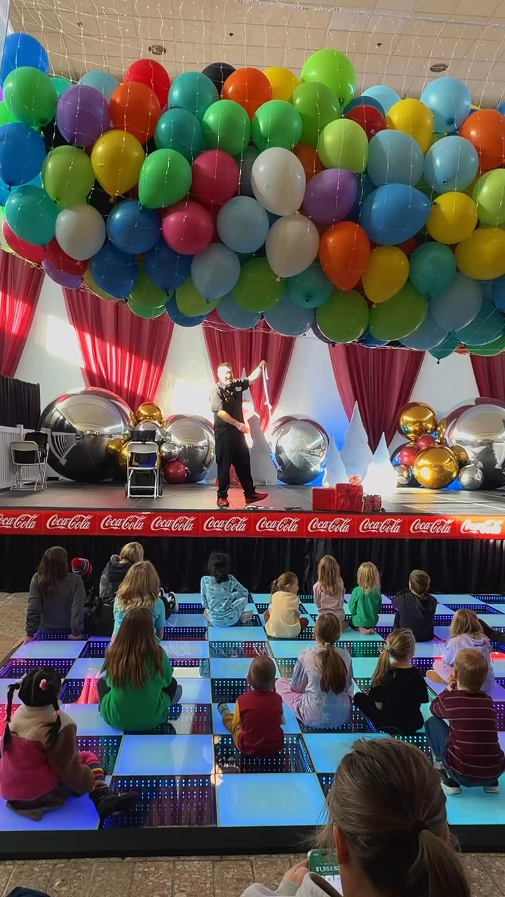 Happy New Year from the Holiday Hullabaloo team!
#holidayhullabalooevent #desmoinesevents #Christmas #Iowa #event #holidayhullabaloo #DesMoines #catchdesmoines #christmasevent🎄 #Christmas