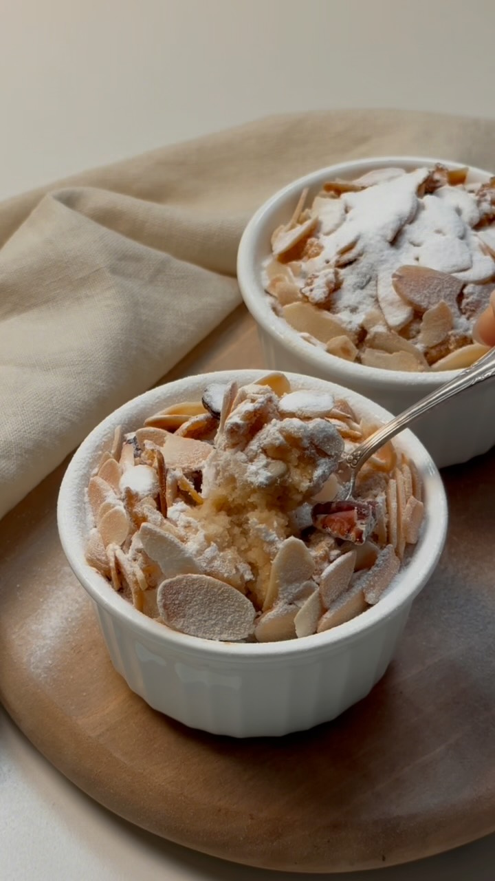 BAKED OATS FAÇON CROISSANT AUX AMANDES 🥐
Nous avons revisité le célèbre croissant aux amandes en une version plus équilibrée, riche en fibres et en protéines, grâce à l’avoine, aux amandes et à nos granolas croustillants.
INGRÉDIENTS :
- 90g de farine d’avoine
- 60g de farine d’amande
- 1 c. à café de levure chimique
- 25g de sirop d’érable
- 80g de yaourt grec
- 150 ml de lait d’avoine
- Amandes effilées
- @lesgranolasdejenny
PRÉPARATION :
▶️ Préchauffer le four à 180°C.
▶️ Dans un saladier, mélanger la farine d’avoine, la farine d’amande et la levure chimique.
▶️ Ajouter le sirop d’érable, le yaourt grec et le lait d’avoine.
▶️ Mélanger jusqu’à obtention d’une préparation homogène.
▶️ Répartir la préparation dans des ramequins.
▶️ Parsemer le dessus de granola et d’amandes effilées.
▶️ Enfourner pendant 20 min.
▶️ À la sortie du four, saupoudrer légèrement de sucre glace avant de servir.
Bon appétit 🥐✨
#lesgranolasdejenny #granola #healthyfoodporn #croissant #recettefacile