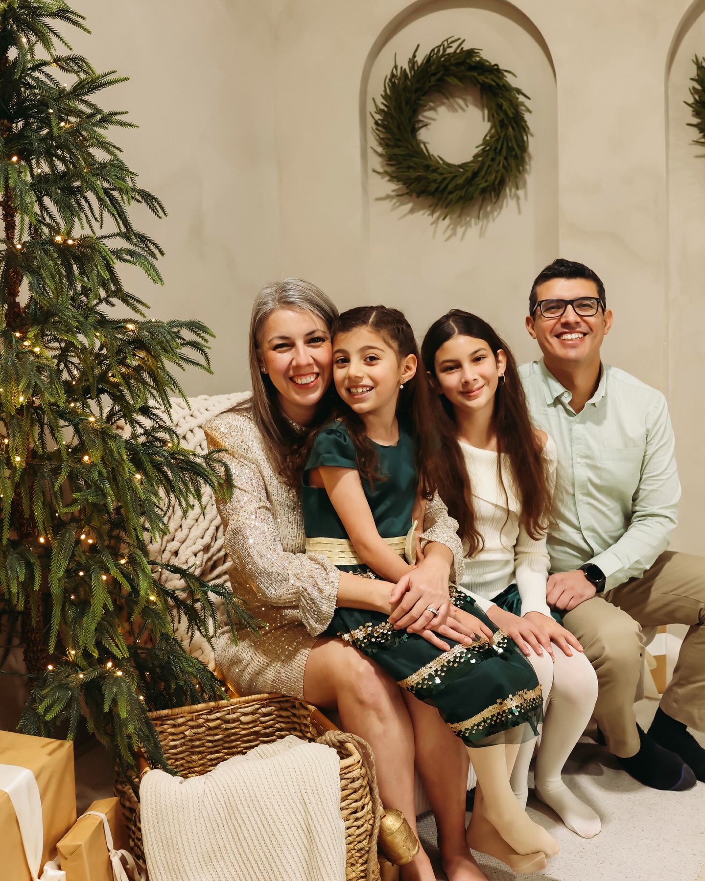 Smiles so contagious my cheeks still hurt 🥰 This family was pure joy! Their girls just kept me dying laughing 😆
Shot at: @studioeleven.tulare