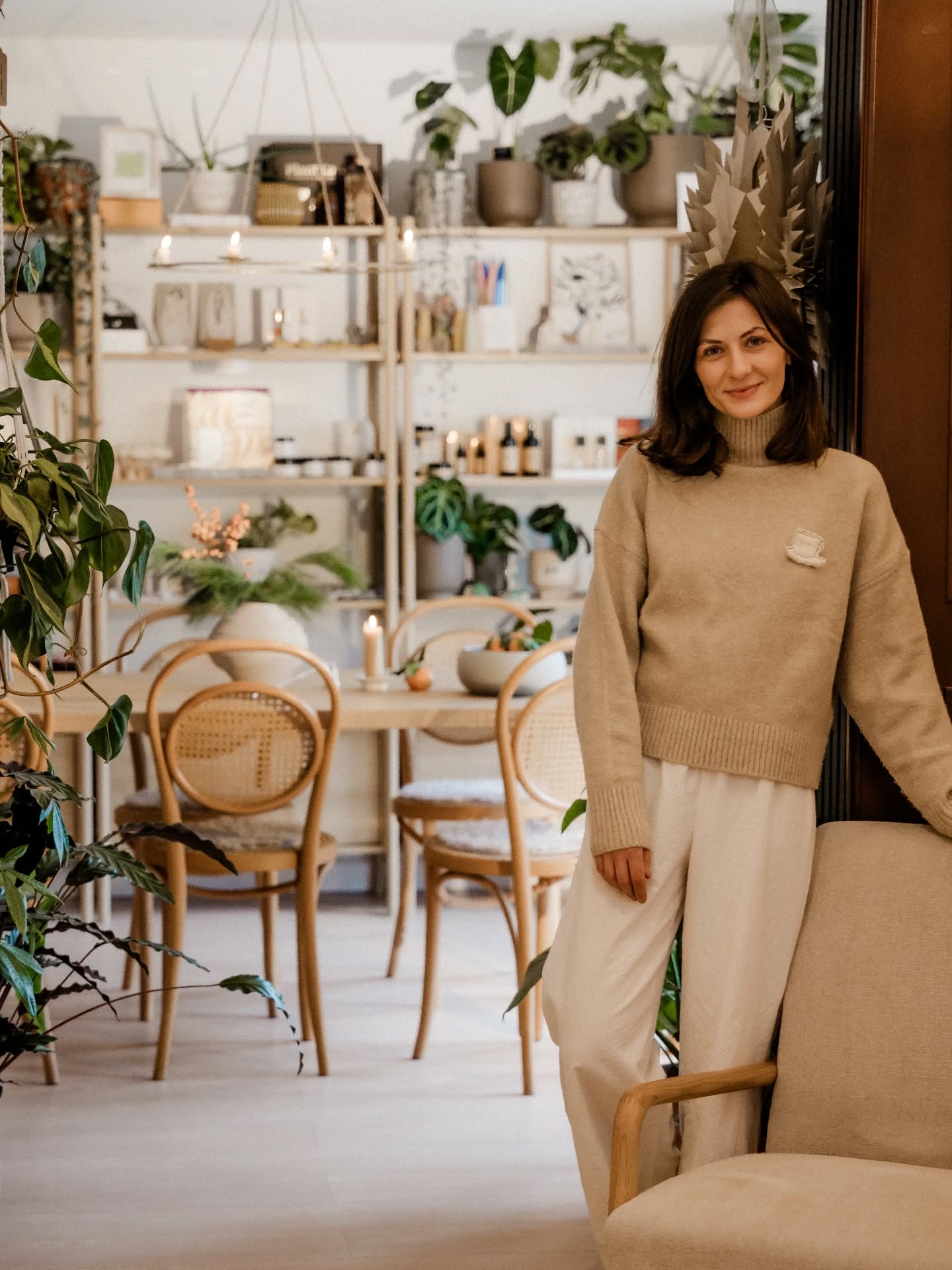 Despre nu chiar un an, dar 4 luni din acest 2025, în câteva rânduri.
Am strâns aici nu neapărat o retrospectivă a anului, ci, cu siguranță, o mulțime de mulțumiri de împărțit pentru ultimele patru luni ale lui 2025. Pentru că, deși sunt one woman show, am realizat multe lucruri datorită oamenilor care s-au prins alături de mine.
💌 35 de colaborări alături de care am construit un concept store cu sens, în cadrul florăriei. Mulțumesc @unenstudio
@mai.colorat @motart.ro @zsazsa_art_studio @cristina.frei @madebymura @ingerisizmei @dianabarbu.illustration @daia_dianagrigore @inmiresmat @atinge.organic
@themodernium @povestidincondei @themokkohearts @hello.cercpatrat @casutacucerdac @ame_ceramics
@awe.ceramic.studio @atelieringridalexandra @atelierneted @freya.candles.ro @slowly.candles @mo.candlesandmore
@maore.ro @miazazi @pamantiu.ro @oya.essentials @matca_naturals @neyney_handmade @carlaroseofficial @cuvinteaurite @nomonym.coffee @ralucatinca @gadaltea @mauverien
💌 9 ateliere creative, aduse mai aproape comunității. Mulțumesc @unenstudio, @alexandrabenga, @lumiar.ro, @sidonia.calin, @nicoleta_ap @mami.ce.mai.citim
💌 2 evenimente pentru comunitate. Mulțumesc tuturor celor care ne-au fost alături.
💌 3 evenimente private. Mulțumesc clienților care au avut încredere în noi şi ne-au ales chiar şi fără un portofoliu de evenimente.
💌Mulțumesc @jujuc.ro pentru invitația de a face parte din proiectul Mameprenori — primul podcast în care am vorbit pentru prima dată din rolul de antreprenor.
💌Mulțumesc @ralucaharabagiu și @buruletz pentru povestea scrisă şi vizuală a spațiului nostru din rubrica #musaidevizitat — primul interviu în care s-a scris despre spațiul nostru fizic.
💌Mulțumesc @neatzacurazvansidani_oficial pentru vizita voastră — prima experiență de televiziune, în direct.
💌 Mulțumesc tuturor celor care ne cunosc dinainte de a avea un magazin fizic şi au rămas alături de noi chiar şi după 5 ani de pauză. Şi mulțumesc tuturor celor care au venit alături, aici, pe parcursul acestor 4 luni.
Îmi mulțumesc mie că mi-am dat șansa să fac ceea ce se întâmplă aici și vouă, tuturor, că o susțineți.
Mă înclin şi vă doresc un 2026 aşa cum aveți nevoie!