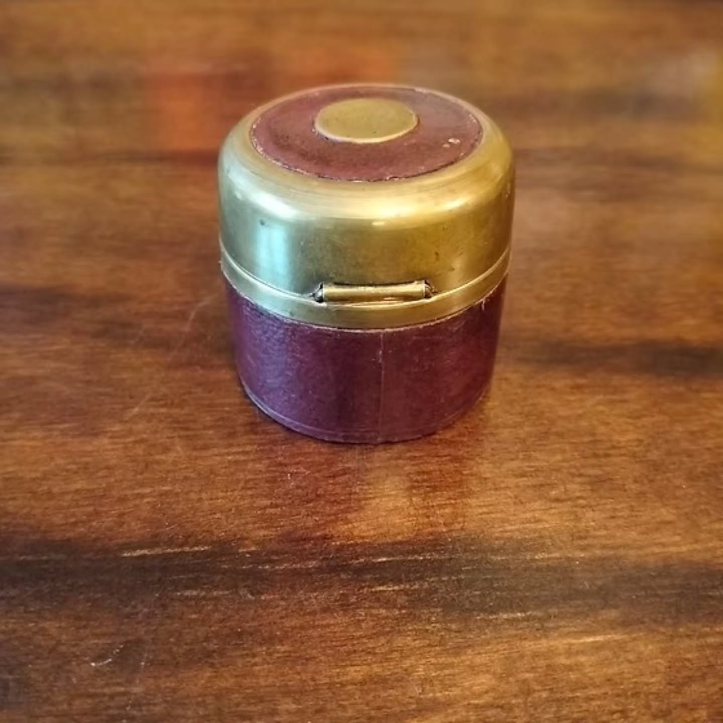 https://www.objetdart-stuff.co.uk/product-page/antique-victorian-late-19th-or-early-20th-century-brass-and-leather-ink-well