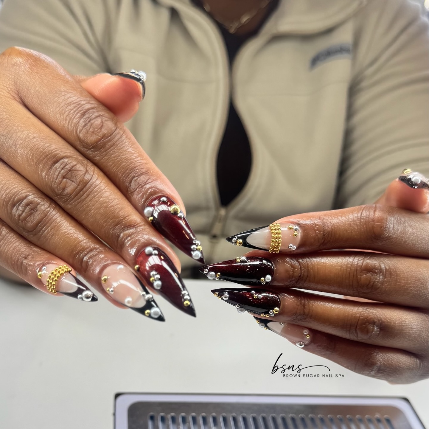 Sharp, glossy, and full of extras. Who’s brave enough for this set?
#brownsugarnailspa
#stilettotips
#phillynails
#statementnails
#nailsoftheday