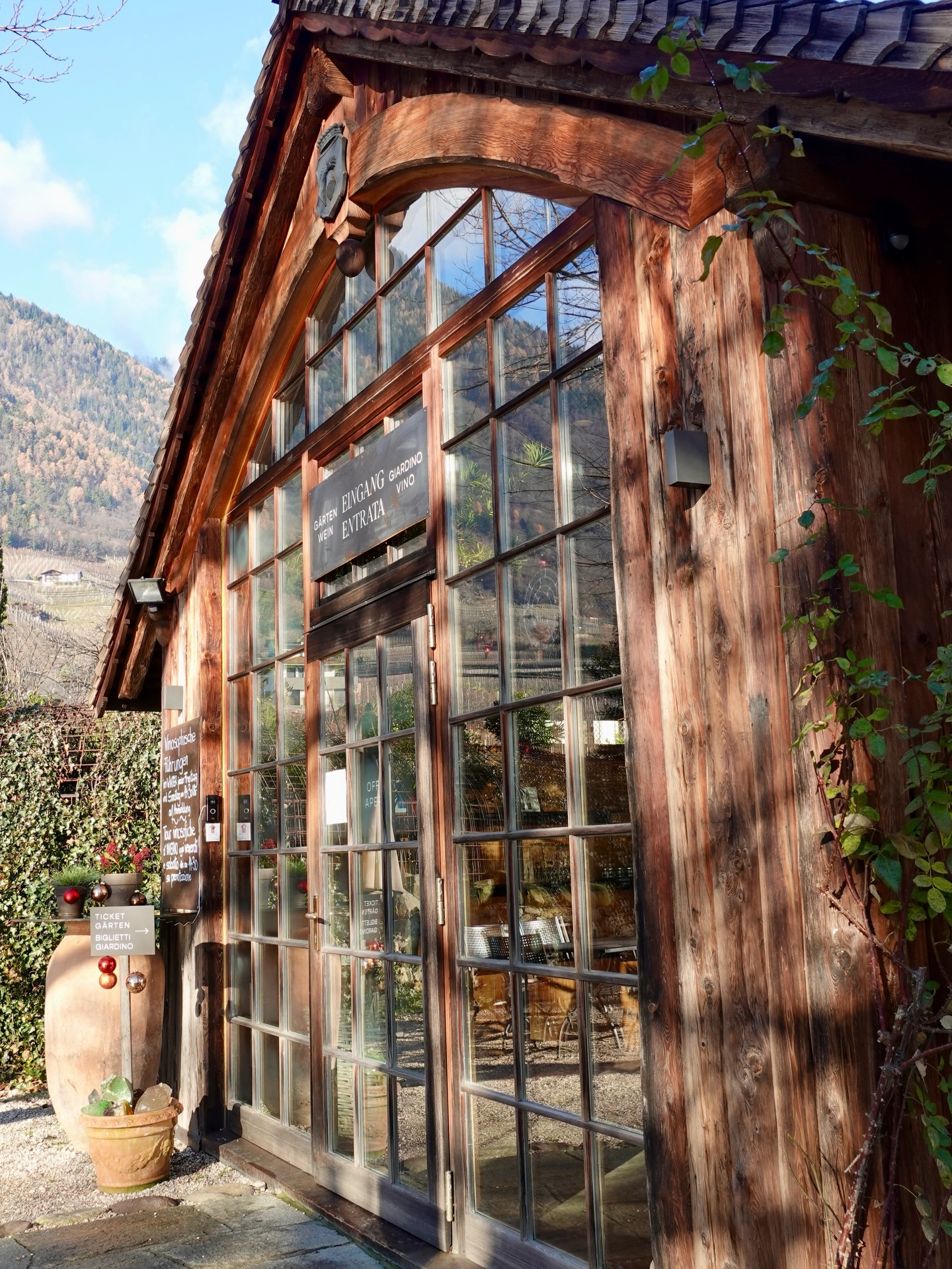 ✨ Willkommen 2026! ✨
Ein neues Jahr beginnt – und mit ihm öffnen sich wieder die Türen zu unserem Kunstgarten. 🌿🎨
Hier, wo Natur auf Kunst trifft, laden wir dich ein, zu staunen, zu träumen und neue Perspektiven zu entdecken.
Auf ein Jahr voller Inspiration, Begegnungen und stiller Wunder.
📍 Kränzelhof, Tscherms
🎉 20 Jahre Gartenkunst
🗓️ Neue Jahresausstellung 2026 "Frauen" coming soon
#Kunstgarten #Kränzelhof #Neujahr2026 #Willkommen2026 #KunstinSüdtirol Skulpturengarten Jahresausstellung AltoAdige SouthTyrol Gartenkunst 20JahreKunstgarten