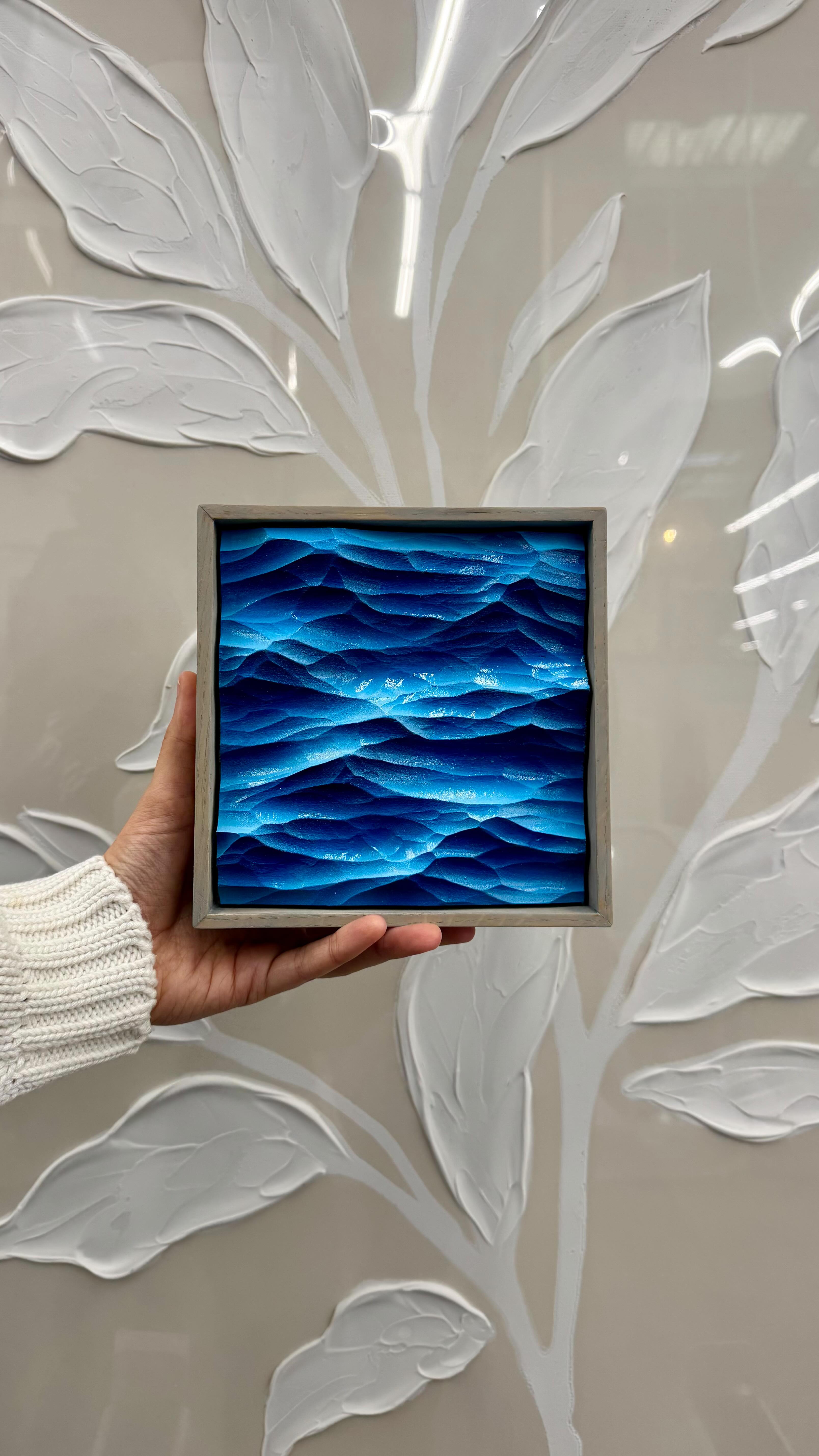 ✨ Nous espérons que vous avez passé de très joyeuses fêtes de fin d’année ! ✨
L’équipe SaltyWood vous souhaite une merveilleuse année 2026, remplie de bonheur, de créativité et de beaux moments partagés. 🌊💙
Découvrez nos cadres ondulés qui s’invitent avec élégance dans tous vos intérieurs, du salon cosy à la maison moderne. Chaque modèle raconte une petite histoire inspirée de l’océan et de la nature. 🖼️🏡
#SaltyWood #Décoration #Artisanat #CadreEnBois #InspirationMaison #2026