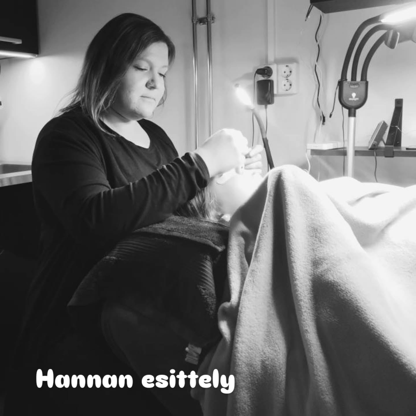 "Hei, olen Hanna 💜
Olen erikoistunut ripsienpidennyksiin ja ensimmäisen koulutukseni olen käynyt jo 10 vuotta sitten. Matkan varrelle on mahtunut pieniä taukoja, mutta viimeisen vuoden ajan olen työskennellyt aktiivisesti ripsien parissa sekä tehnyt sokerointeja ja kulmien laminointeja. Teen ripsienpidennyksiä myös uv-tekniikalla.
Työssäni panostan huolellisuuteen, luonnolliseen lopputulokseen ja siihen, että jokaisella asiakkaalla on mukava ja rento olo. Jokainen asiakas ja työ on minulle tärkeä.
Lämpimästi tervetuloa ihanat vanhat sekä uudet asiakkaat 💜"
Otathan Hannan sivut seurantaan niin pääset bongaamaan uusimmat tarjoukset!
@_pastellis_