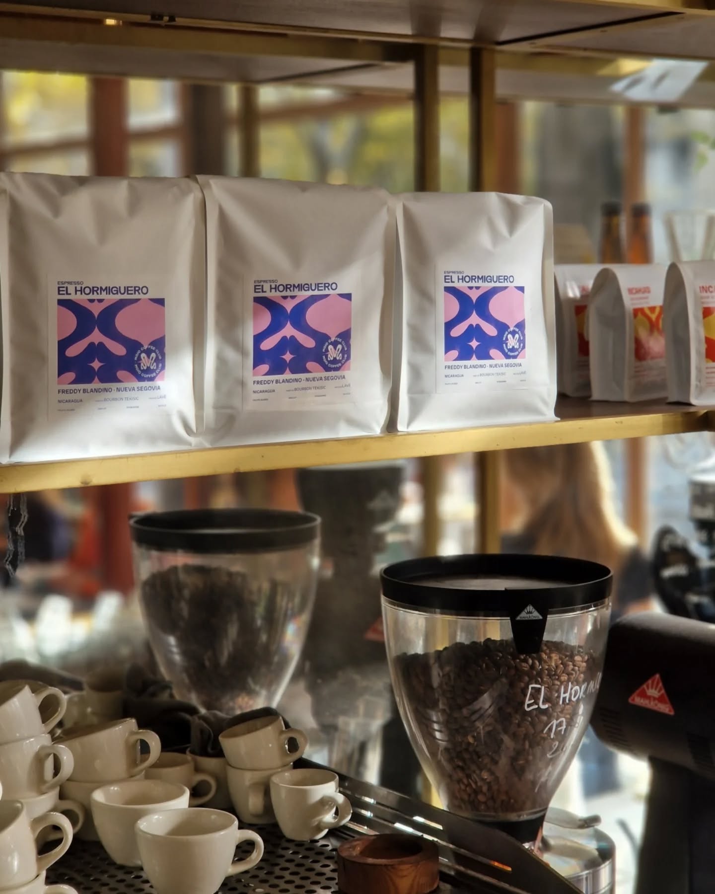 2025, quelle année !
Une année passée comme un éclair. Qui nous aura vu grandir, installer MOJO dans notre nouveau QG, voyager, expérimenter, collaborer, former, torréfier et construire une équipe.
Merci d’avoir été avec nous cette année. Vivement 2026, ensemble.
Bonnes fêtes 🌟
1- @thedancinggoatparis
2- avant @mojocoffeeclub
3- @cafesonore
4- formation espresso @lamarzoccofrance sur @modbar
5- building @mojocoffeeclub
6 - vos commandes, chaque semaine
7- ☕️🧀 à Milan avec @lamarzoccofrance et @cow_fr
8- nos espressos chez vous
9- les visites de chantier, pour tout caler avant votre ouverture
10- nos formations dans notre atelier
11- premiers batchs dans notre atelier par @princess_chemex
12- @spicedcoffeeshop
13- contrôle qualité, chaque semaine
14- en route pour 2026 💫