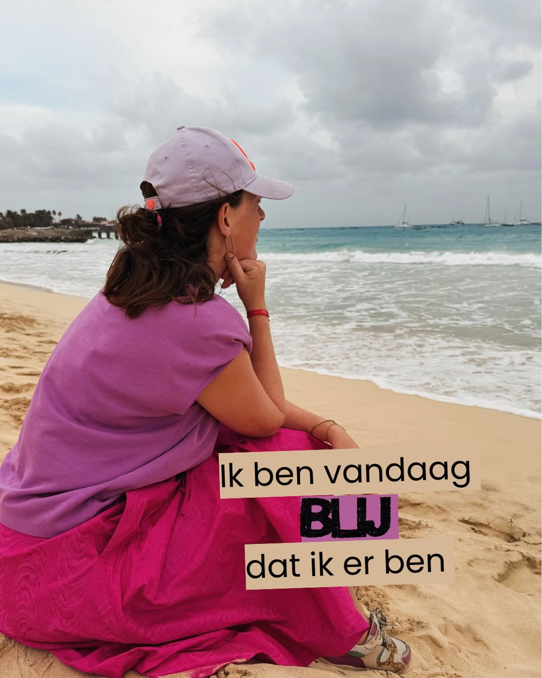 🪩 Levensles van 2025 - nummer 3
Jaren geleden, ik was midden twintig, hielp ik een vriendin met haar eerste opdracht als wedding nanny. Ze verzorgde creatieve kinderopvang op locatie tijdens bruiloften. Het was een luxe bruiloft waarbij het bruidspaar arriveerde in een helikopter en Room Eleven had ingehuurd voor hun feest. Wij waren voorbereid, de rit ernaar toe was gevuld met de vrolijke liedjes van de tot dan toe voor ons onbekende band.
We bleven Room Eleven volgen, zongen in Carré uit volle borst mee en genoten van alle mooie teksten, goede grapjes, originele liedjes, prachtige outfits en de shows. Room Eleven ging uit elkaar maar gelukkig bleef Janne Schra muziek maken. Wat een stem heeft deze vrouw, onnavolgbaar. Ik kan niet tellen hoe vaak ik naar een concert van haar ben geweest.
Mijn buurvrouw vroeg me in september mee naar het nieuwste concert en het was zo mooi. Zo klein en fijn dit keer, vol reflectie, heel zacht en ook grappig en origineel. Een uur vol met bekende en nieuwe liedjes, prachtige teksten die soms keihard raken. Ik besloot nog een keer naar hetzelfde concert te gaan. Hoe fijn is het als je zeker weet dat je ergens van gaat genieten?
Ik nam een vriendin mee waarvan ik vermoedde dat zij hier ook van zou genieten. Teksten als ‘Somebody will always need your light, out there…’ Het kan soms precies op het goede moment komen.
Janne Schra sluit dit concert af met een soort brief aan zichzelf, waarvan ik hoop dat ze deze afdrukt op de LP zodat ik deze aan mijn verzameling LP’s kan toevoegen (wat grappig is want ik heb (nog) geen platenspeler) en nog vaak kan herlezen.
Eén van de zinnen die ze daar uitsprak, en ik schrijf dit uit herinnering dus excuus als het niet precies was wat ze zei:
“Wees blij dat je er bent. Je had ook dood kunnen zijn. Of nooit geboren.”
Wie Janne Schra een beetje kent kan zich de luchtige toon waarop ze dit zei vast voorstellen. Het klonk niet zwaar, was denk ik ook niet zo bedoeld maar gewoon zoals het is. Nuchter. Helder.
En ze heeft gelijk! Met tranen in mijn ogen (oké, over mijn wangen) genoot ik van haar boodschap en ik voelde het heel sterk. Ik ben blij dat ik er ben.