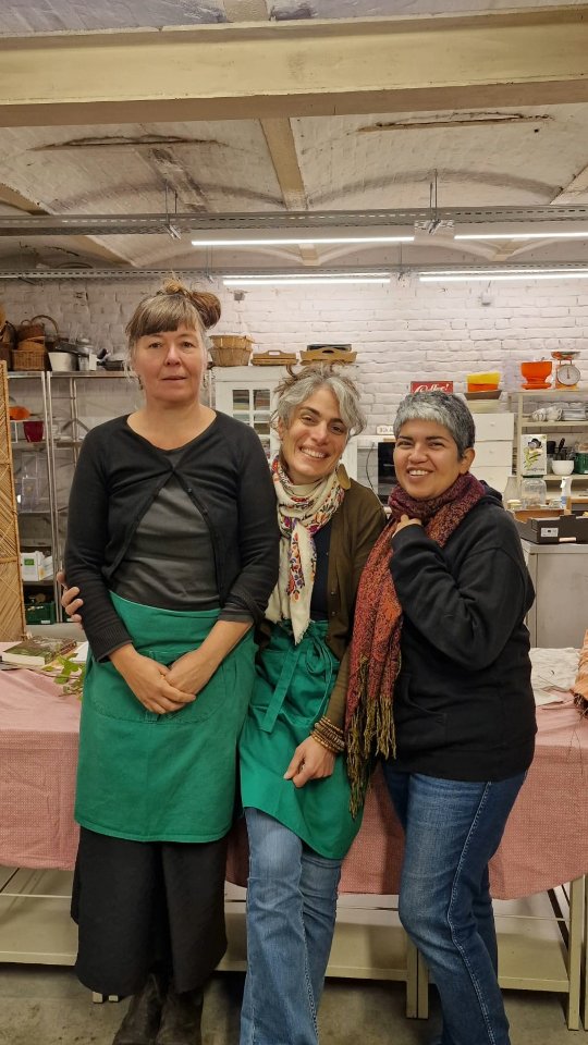 Bye bye 2025, quelle année longue et difficile sous bien des aspects ! Mais également riche en rencontres, moments de partage, fous rires, coups de mains et découvertes.
Un petit break pour l'équipe mais aussi inventaire, tva à finaliser... La réalité de faire tourner un lieu comme le nôtre. Merci pour votre soutien en 2025, on en aura encore plus besoin en 2026 😉 On se retrouve dès mardi 6 janvier 2026 à 11h.
Bises,
Les Mollekes