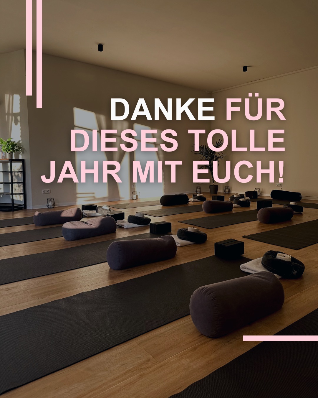 DANKE FÜR 2025 🧘♂️ 🙌
Danke für Euere Energie, Euer Vertrauen und die gemeinsamen Momente der Stille und Bewegung, die unser Studio zu dem machen, was es ist.
Wir wünschen Euch einen wundervollen Übergang in ein gesundes, glückliches und achtsames neues Jahr 2026! Möge es Euch genau die Balance bringen, die ihr braucht.
01.01.2026: Dein ganz persönlicher Start ✨
Wenn du das neue Jahr direkt mit Fokus beginnen möchtest: Wir öffnen unser Studio für den ersten Self-Practice Circle. Kein geführter Kurs, sondern freier Raum für deine eigene Praxis, Meditation und erste Intentionen für 2026.
#movaplace #yogastralsund #yoga #stralsund