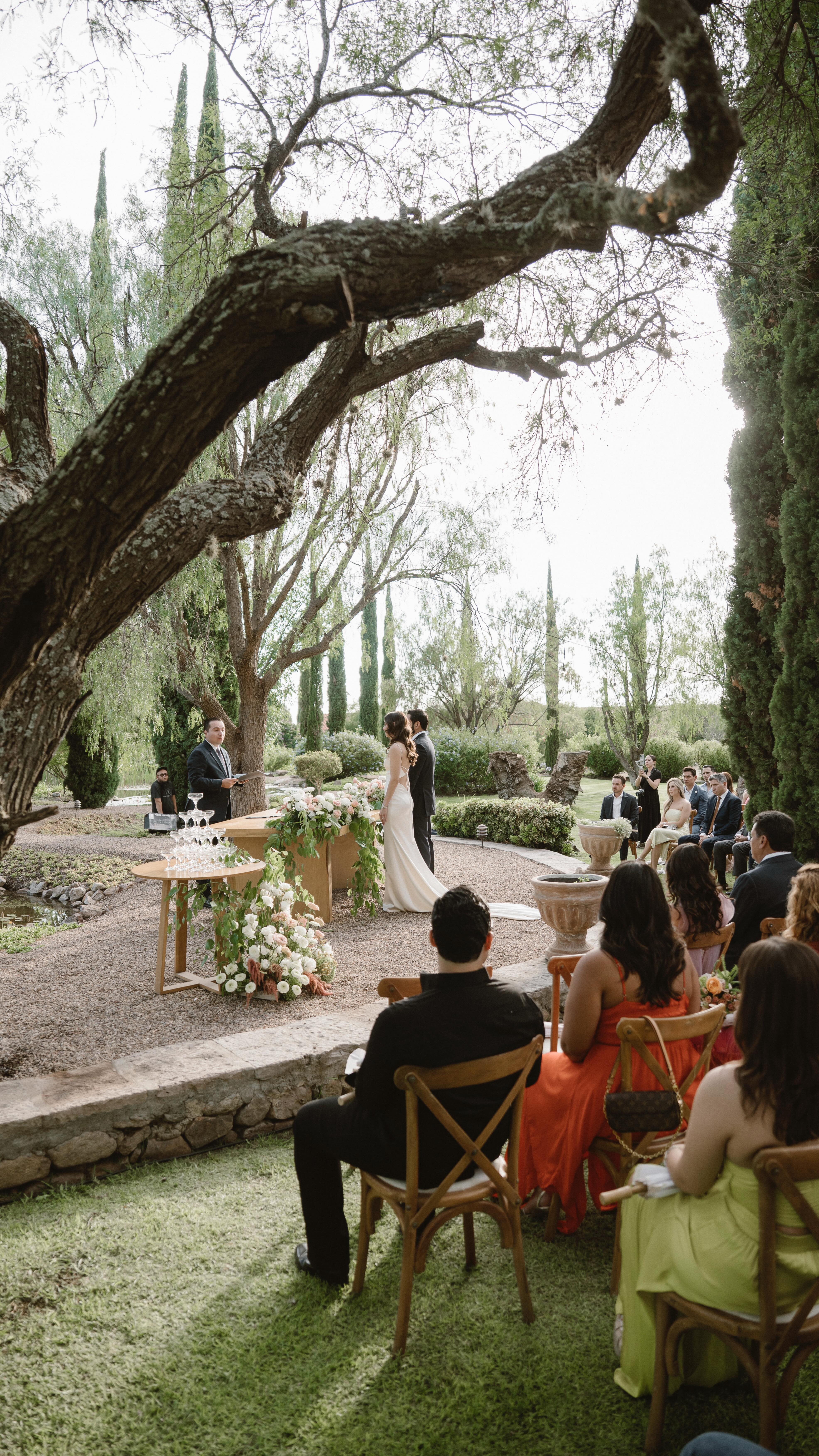 Durante la ceremonia nunca pierdo de vista a los novios.
Me muevo de forma discreta, leyendo emociones, cuidando encuadres y aprovechando cada espacio para contar la historia completa de su boda.
Nada es al azar: observo, anticipo y cuido cada detalle para que todo fluya y la historia se sienta auténtica.
During the ceremony, I never lose sight of the couple.
I move discreetly, reading emotions, refining compositions, and using every space to tell the complete story of their wedding day.
Nothing is accidental — every detail is observed, anticipated, and crafted to let the story unfold naturally.
Wp: @luceroalvarezplanner
Venue: @lunaescondida.venue
📍 Fotógrafo de bodas en San Miguel de Allende
📍 Wedding photographer based in San Miguel de Allende
Disponible para bodas destino en México.
Available for destination weddings in Mexico.
Agenda abierta. Escríbeme para asegurar tu fecha.
Now booking. Contact me to secure your date.
#SanMiguelDeAllendeWedding
#WeddingPhotographerMexico
#DestinationWeddingMX
#LuxuryWeddingPhotography
#WeddingStorytelling