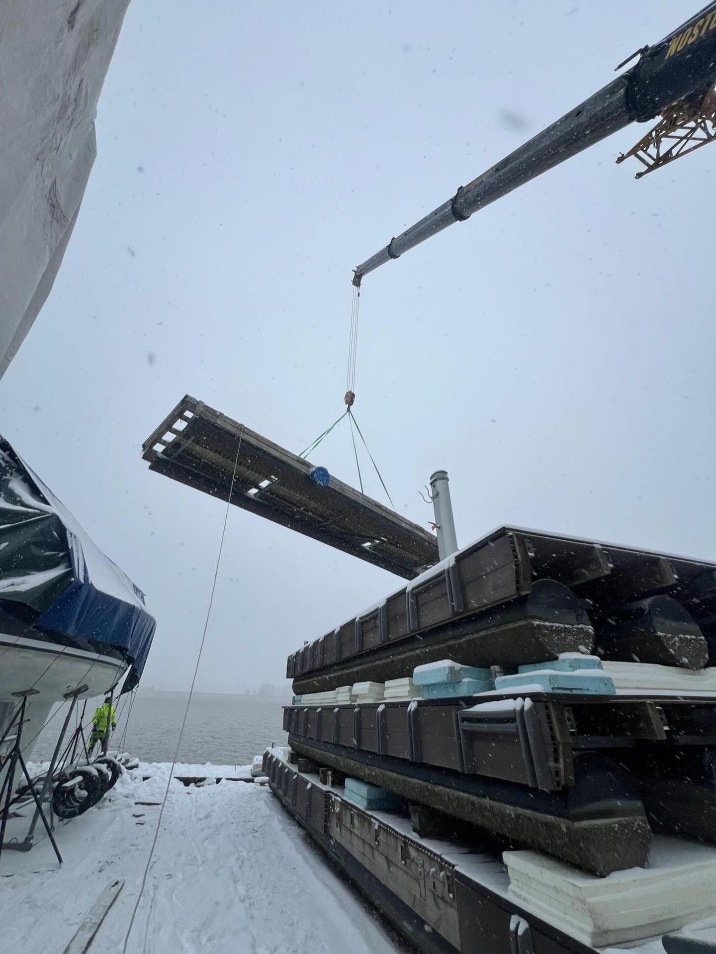 Inte en dag för tidigt. Idag lyftes pontonerna på Beckholmen inför vintern. Tack ännu en gång till @nostokonepalvelu för samarbetet!