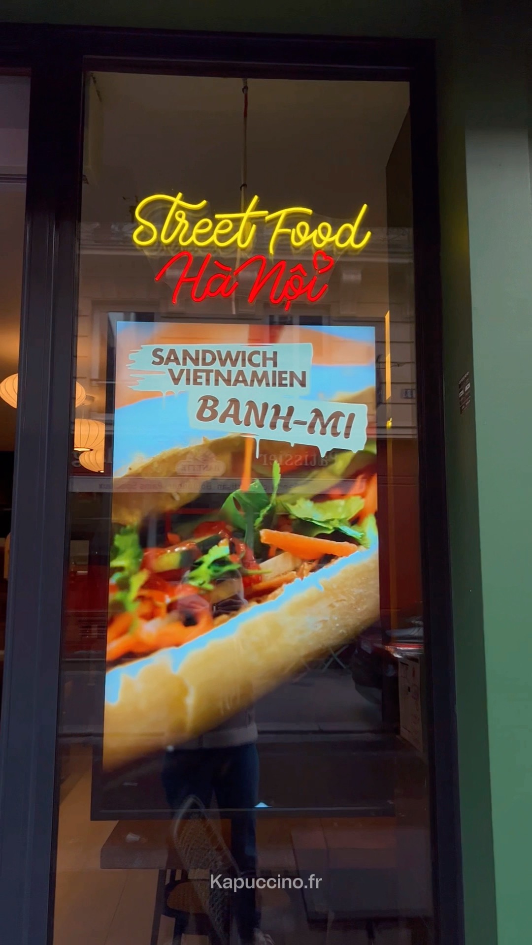 👀 Votre vitrine attire-t-elle vraiment l’attention ?
Au restaurant UN JOUR A HANOI, notre écran vitrine Kapuccino capte les regards, valorise l’offre et transforme chaque passage en opportunité.
Menus dynamiques, visuels immersifs, messages clairs : votre communication ne dort jamais.
🎯 Résultat : plus de visibilité, plus d’impact, plus de clients… dès la rue.
Chez Kapuccino, nous transformons votre vitrine en un véritable outil de vente.
Prêts à booster votre visibilité ?
📍 Agence : 150 avenue de Wagram, 75017 Paris
📞 Téléphone : 01 87 44 31 31
✉️ Mail : contact@kapuccino.fr
📎 Site web : www.kapuccino.fr
#Kapuccino #EcranVitrine #AffichageDynamique #VitrineDigitale #CommunicationVisuelle #MarketingLocal #Restaurant #Restauration #Visibilité #BusinessLocal #Paris #agencedecommunication