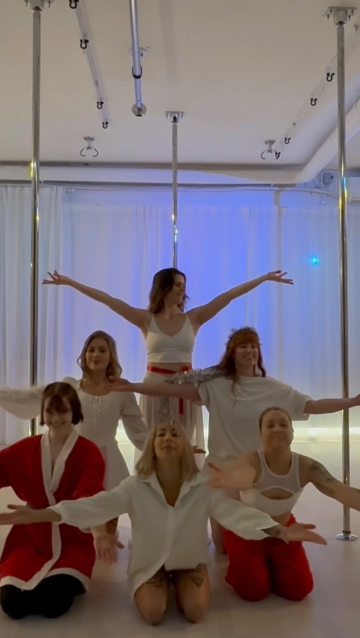 Ett nytt år har tagit sin början och vi är så enormt tacksamma över alla människor vi fått mött, stöttat och peppat genom 2025. Det är alla ni som gjort IVY till en fantastisk plats att träna på, hitta nya vänner och sätta personliga mål. Att se er blomstra är det vackraste vi vet ❤️
Låt oss göra 2026 till ännu ett år fyllt med kärlek och gemenskap, svett och träningsvärk och en och annan pole kiss 😘
Här är en uppspeedad video med några av oss i instruktörs crewet från Winter Partyt. 🤭🥰 ps, det är några av de här proffsen du kommer träffa i studion 😉😝
Ta hand om er så ses vi om några dagar på nya kursstarten! 🎉
Gott nytt år önskar IVY Crew ❤️ Jeanette, Johanna, Iza, Bea, Derya, Tilde, Ellen & Thea