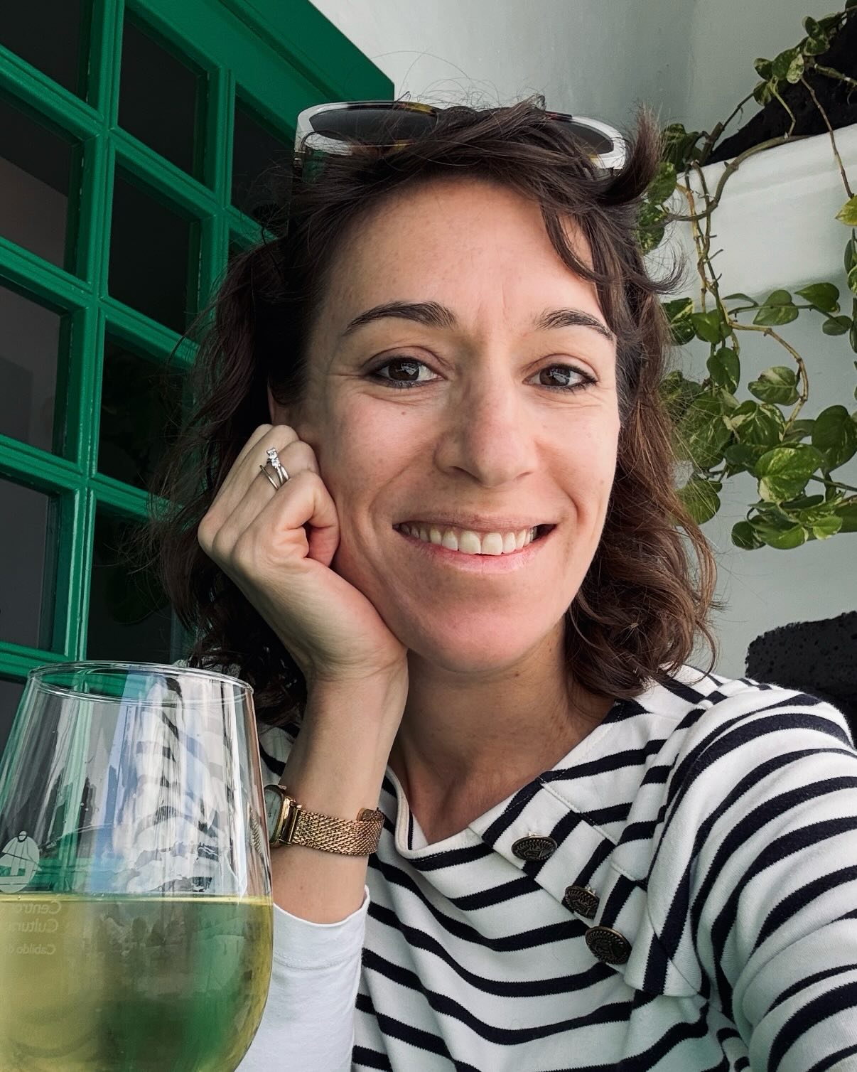 🤷🏽♀️ I didn’t do everything fast this year. I did it with intention.
📷 This year again, I took a lot of photos of our life, of my children, our couple and family; of simple moments that pass too quickly. As often, the albums are waiting and a bit of delay builds up, but the images are there.
🧘🏽♀️ I’ve learned to stop chasing the idea of “doing everything asap” to keep time for my health, and for real, quality time with the people I love.
👩🏽💻 Work continues too, and my business is growing at its own pace, with pleasure and intention, preparing what comes next for when my children will need me a little less.
♥️ In the meantime, I do what I love and know how to do best: observe, capture, tell stories, and share this passion and this expertise with the families around me, because these images matter now and for a long time.
🤗 Thank you for being here and supporting my work. I’m moving at a quieter pace these days, with clear focus and beautiful things in the making for 2026.
Happy New Year beautiful people 🥳