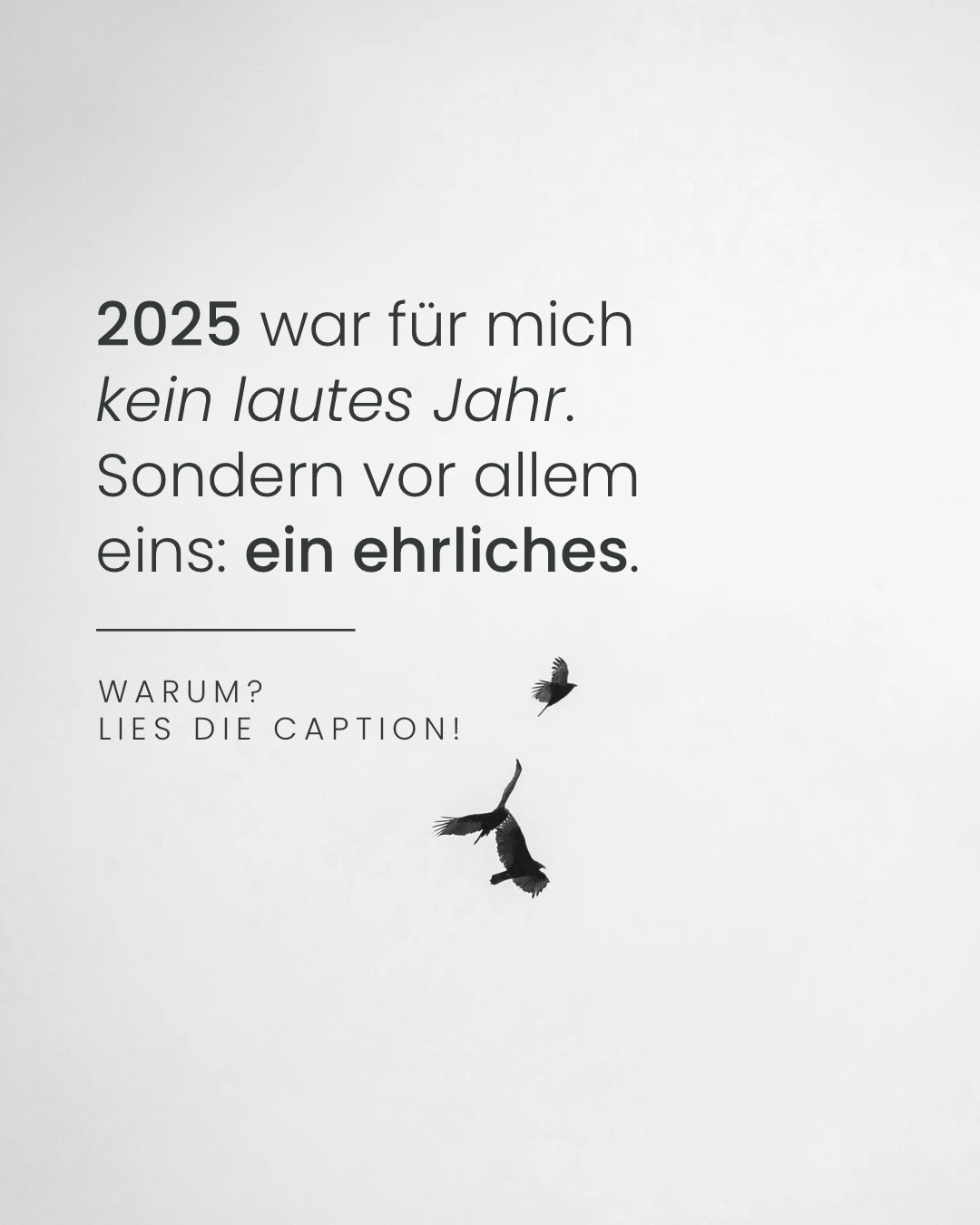 2025 war für mich ein Jahr des Sortierens und des Hinterfragens. Ein Jahr des bewussten Innehaltens ☺️
Vieles, was lange in meinem Kopf geschlummert hat, durfte sich ordnen und in den letzten Wochen langsam nach außen treten 🥹
Auch hier auf diesem Kanal ist es klarer geworden! Ich habe losgelassen, was nicht mehr gepasst hat. Habe mich gezeigt, wo ich mich früher zurückgehalten habe.
Nicht, um lauter zu werden.
Sondern um echter zu sein.
Um sichtbar zu machen, was mich antreibt, wofür ich brenne und was mein Herz wirklich glücklich macht 🥰
Ich liebe meine Arbeit als Fotografin.
Ich liebe es, Menschen mit meiner Arbeit zu begleiten.
Zu sehen, was passiert, wenn sie sich trauen, mit den richtigen Bildern nach außen zu gehen.
Der Moment wenn Klarheit entsteht, Vertrauen wächst und sie über sich hinauswachsen 🤩 Ich weiss was die richtigen Fotos und das damit einhergehende Sichtbarmachen bewirken können!
Ich war lange still im Hintergrund.
2025 hat dieses Kapitel für mich geschlossen.
Das Kapitel der Unsichtbarkeit.
2026 fühlt sich nach einem offenen Raum an.
Nach ganz krasser Klarheit und endlich nach einem Weitergehen mit offenem Blick 😍
Und falls du jetzt spürst, dass in dir und deiner Arbeit mehr steckt, als man bisher von außen sieht, dann darfst du wissen:
Du kannst diesen Weg 2026 auch gehen.
Vielleicht nicht als Vorsatz, sondern als bewusste Entscheidung.
Und du musst ihn nicht allein gehen.
Ich bin da ☺️✨📷
📷
Ich bin Vicky, Interior & Brand Fotografin.
Vielleicht bin ich dieses Mal ja dein stiller Neujahrsvorsatz und begleite dich dabei, dich und deine Arbeit sichtbar zu machen.
Mit Bildern, die sich richtig anfühlen.
Und mit Fotos, die für dich sprechen, noch bevor du überhaupt ein Wort gesagt hast.
