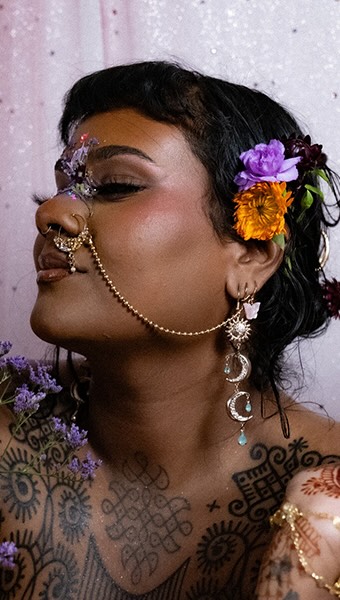 An award-winning artist with a rich, soulful sound that blends jazz, folk and R&B, Wild Gloriosa is known for her powerful storytelling and dynamic vocals. She explores themes of identity, community and self-discovery, and has captivated audiences at major festivals including Queenscliff Music Festival and Melbourne International Jazz Festival. With South Indian roots and a Singaporean upbringing, she was raised in a home where music fostered connection. Having supported renowned artists including Jessica Mauboy, The Jungle Giants and The Bamboos, Wild Gloriosa stands out, carving her own path in the soul music space.
Resident journo @hazelmeimusic had a chat with @wildgloriosa at @woodfordfolkfestival about her festival shows, Singapore local food recs and plans for 2026. See her play at Pineapple Lounge 31st December 8:30pm ✨