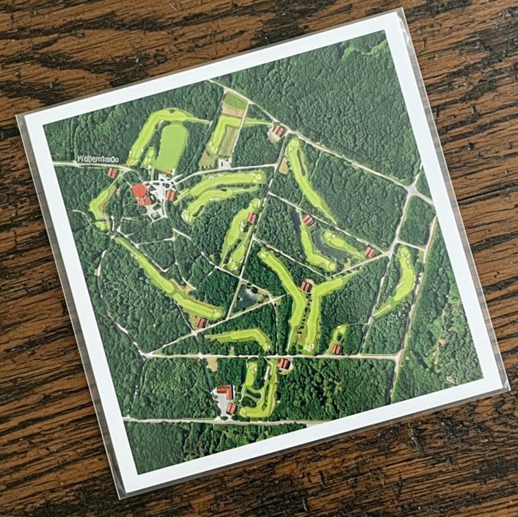 Liebe Clubmitglieder,
ab heute spielen wir bei uns. Der Platz gehört dem Club.
Wir kennen diesen Platz in- und auswendig: die Fairways, die angeblich breit genug sind, die Grüns, die „eigentlich halten müssten“, und die Löcher, an denen man lieber nie über seinen Score spricht. Genau deshalb gehört er zu uns – und wir zu ihm.
Ab heute gilt: Wer hier verliert, verliert auf eigenem Boden. Und wer gewinnt, ebenso.
Lasst uns diesen Platz so spielen, wie wir es immer getan haben: mit dem richtigen Spirit of the game, immer mit Spaß und Humor und der festen Überzeugung, dass der nächste Schlag ganz sicher besser wird.
Frohes neues Jahr und ein schönes Spiel –
und... willkommen auf unserem Platz.