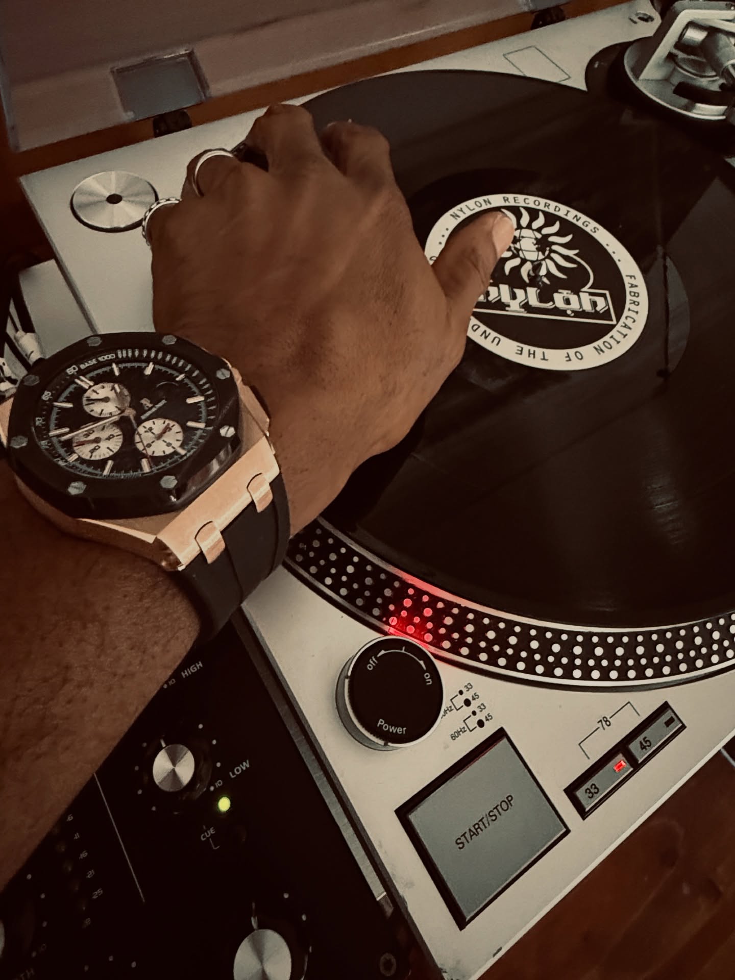 It’s always the perfect time for vinyl.
Timepiece: Audemars Piguet Royal Oak Offshore Chronograph 26400RO black dial
#AudemarsPiguet #RoyalOakOffshore #SoundAndStyle #CulturalLuxury #TimeAndRhythm