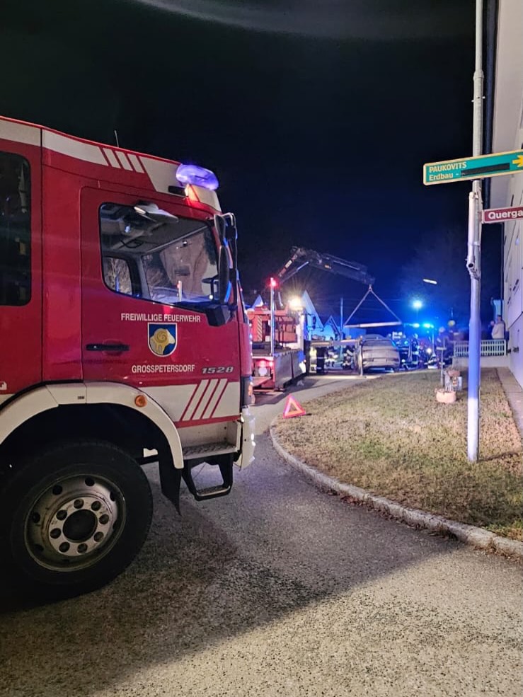 ‼️01.01.2026 – 02.55Uhr – T1 Fahrzeugbergung / Eisenberg an der Pinka / VF-KRAN wird benötigt‼️
Der erste Einsatz im neuen Jahr ließ nicht lange auf sich warten. Die Kameraden aus Eisenberg adP haben uns zu einer Fahrzeugbergung angefordert und so rückten wir mit KDOF🚒, mit RLFA2000🚒, unserem KRAN🚒 und 13 Mann🧑🚒 / Frau🧑🚒 zur Unfallstelle aus.
Vor Ort führen wir die Fahrzeugbergung eines verunfallten Fahrzeuges durch und konnten gleichzeitig den Kameraden aus Eisenberg an der Pinka „ein gutes, neues, einsatzarmes Jahr“ wünschen.
©️SJF