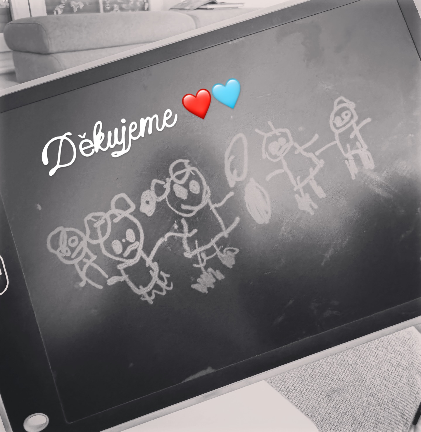 Děkujeme za bombastický rok 2025!
Vděčíme za každé otevření dveří, zvídavé nahlédnutí do výlohy, otázky na tělo i duši, otestování produktů, slzu u extrakce, strach z neznámého a každé doporučení.
Jen díky vám jsme zdolali 5103 extrakcí za rok 2025, i když si Lex dala od září větší oraz a již nedělá denně 11 obličejů🥴, zato ostatní kolegyňky nelení a stále dobrovolně přicházejí do práce 😅
Děkujeme, že jste s námi od našeho začátku a důvěřovali nám i v dobách našich pochybností.
Děkujeme, že jste se nebáli přijít nebo se stále odhodláváte k nám dorazit. Tím nám dáváte najevo, že nad námi stále uvažujete 😃
Nejsme klasický kosmetický salón, u nás se brečí.
Nemusíme sedět každému, což je v dnešním světě vlastně super, že máme obě strany možnosti výběru ☺️
Děkujeme, že se z různých důvodů naše cesty v dobrém rozcházejí a že nás stále srovnáváte se současným nástupcem služeb 😉.
Děkujeme, že se i po delším odcestování vracíte a máte nás na seznamu zaručených míst.
Děkujeme, že na nás myslíte ve vaší pleťové nouzi.
Děkujeme, že jsme mohli zaplnit tu hezkou díru na trhu a přinést odlišný koncept a navíc ho i rozšířit do dalších salónů.
Toto je mimochodem náš další záměr, díky kterému vznikl @koseon_eu jako platforma rozvoje, nezávislosti, transparentnosti v beauty oboru, obzvláště K-Beauty.
Žádné mazání medu. Sice nebude tak silné jako již existující beauty organizace, ale věřím, že se nám podaří sdružit kosmetiky a kosmetičky s podobným myšlením 🩵🙏
Děkuji našim holkám, bez kterých by salon nemohl fungovat. Náš koncept není jen salon s korejskou kosmetikou. My tím žijeme ❤️✨