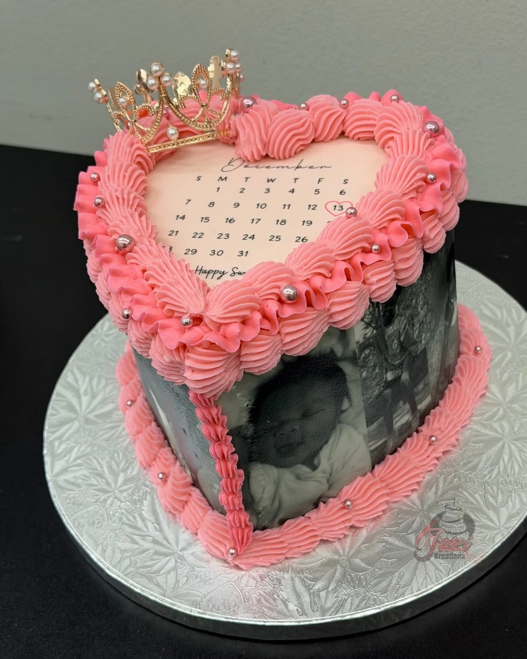 A crown for a heart full of memories 👑💗
This custom Sweet 16 heart-shaped cake was made to celebrate love, milestones, and the moments we never want to forget.
From the soft pink ruffles to the photo memories wrapped around, every detail was baked with meaning.
If you’re dreaming of a cake that tells your story, let’s create one together.
DM me to book your custom cake.✨
-
-
-
#vintageheartcake #princesscake #pinkcake #crowncake #edibleimage #cakesofinstagram #vintagestylecake #heartshapecake #heartcakeediblephoto #instagrambaker #bakersofinstagram #instabaker #jazikreations #pinkglittercake #pinkheartcake