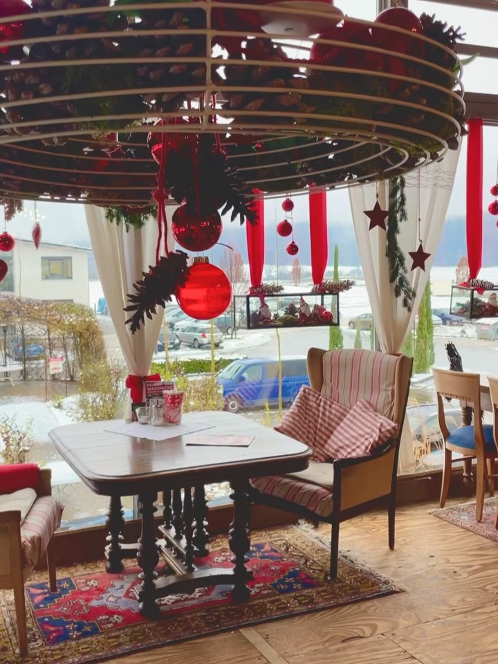 Ein neues Jahr hat begonnen. ✨
Und wir nehmen viele schöne Momente aus 2025 mit –
Begegnungen, Gespräche, Lachen bei Kaffee & Kuchen.
Danke, dass ihr ein Teil davon wart!
Jetzt freuen wir uns auf alles, was vor uns liegt.
Auf neue Tage, neue Ideen
und viele kleine Auszeiten bei uns in der Markthalle.
2026 steht vor der Tür –
und wir sind auch in den ersten Januartagen für euch da.
Zum Ankommen, Aufwärmen, Durchatmen.
Für Kaffee, Kuchen, Gespräche und kleine Pausen nach den Feiertagen.
Unsere Öffnungszeiten rund um den Jahreswechsel:
Fr 02. bis inkl. Di 06.01. – 8–18 Uhr
Kommt vorbei, wenn der Trubel langsam leiser wird
und man sich genau dafür Zeit nehmen möchte.
Wir freuen uns auf euch!
Euer Markthalle Wassmer Team