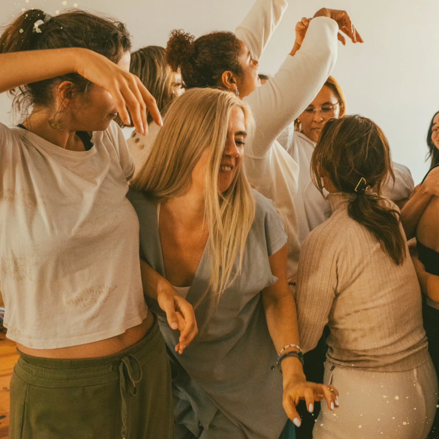 Hoje é dia de Celebração!!!
Há quem celebre em silêncio.
Há quem celebre em dança, em riso, em lágrimas.
Há quem celebre recolhendo-se…
e quem celebre abrindo os braços ao mundo.
Que cada um celebre à sua maneira.
Sem comparação.
Sem exigência.
Sem pressa.
Que possamos honrar o que foi vivido:
os passos certos e os tropeços,
as conquistas visíveis e as batalhas invisíveis,
o que floresceu… e o que precisou de morrer.
E que possamos abrir espaço para o que aí vem.
Ainda sem forma.
Ainda em mistério.
Mas já cheio de potencial, verdade e vida.
Que o novo ano nos encontre mais inteiros,
mais gentis connosco,
mais alinhados com aquilo que o corpo, o coração e a alma pedem.
Celebrar é isto:
reconhecer o caminho feito
e confiar no próximo passo.
Com presença.
Com humildade.
Com amor.
♥️
Lisa Bompastor
📸 @antoniobarbot