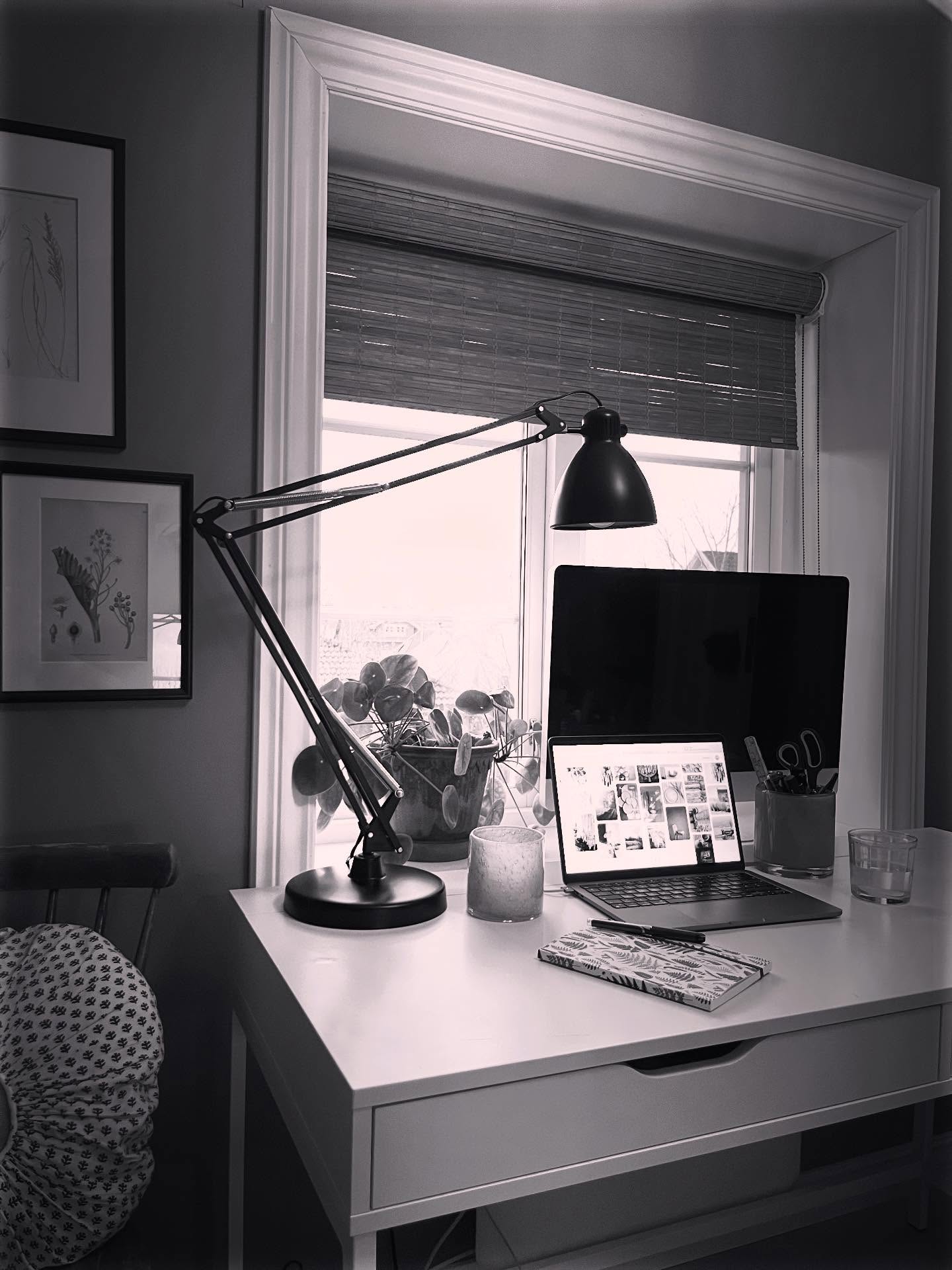 •~ 01.01.2026 ~•
💫
Kall det gjerne klisjé… men det er noe eget med den første dagen av et nytt år. Ja, nettopp; med blanke ark og alt det der.
💫
Rydde bort julen, ta et røsk i kjøleskapet, omorganisere i skap og skuffer, kvitte seg med ting man ikke har bruk for lenger eller som kan gis videre. Vaske og rydde bort det gamle - gi plass til et nytt år med all dets muligheter.
💫
Før jul var jeg på nydelig yogatime med nyttårs-intensjoner hos @karikafjeld 🙏hvor vi skulle ta frem penn & papir og skrive ned noen refleksjoner over 2025, hva ønsker jeg mer eller mindre av i 2026 og hvilke intensjoner har jeg for det nye året.
💫
Så i dag har jeg tatt frem notatene mine… intensjonene mine - også skal jeg sette meg noen mål for hvordan sette både små og litt større drømmer ut i live.
💫
For meg må ting rundt meg være noenlunde ryddig og på stell- jeg vil omgi meg med vakre ting og de estetiske detaljene er alltid med meg 💫 jeg kjenner jeg får ny energi og motivasjon når jeg får ryddet og organisert. Hodet blir klarere og mer mottakelig for ny inspirasjon.
Fysisk rydde + mentalt rydde = klar for nye oppgaver og prosjekter
💫
Gleder meg til å dele flere nye planer for 2026 for @sansogsted og for @aapenthav med dere!
💫💫💫💫💫💫💫💫
Godt nyttår kjære fine følgere! Måtte det nye året gi deg letthet, glede og optimisme 💛
💫
#nyttårsintensjoner #nyttårsinspirasjon #refleksjoner #nyemuligheter #håpogdrømmer