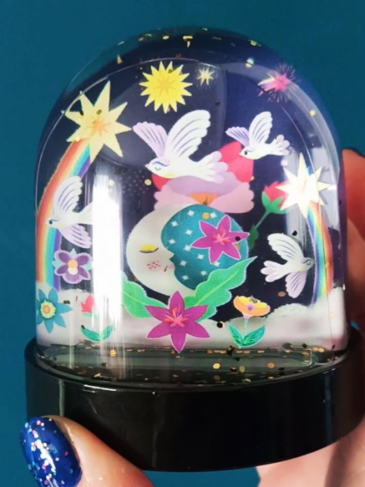 ✨Un peu de paillettes pour faire scintiller le cosmos et vous inviter à briller toujours plus fort!
🌟Il est temps de fermer avec vous le chapitre 2025 et d'ouvrir celui de 2026 avec l'enthousiasme d'une nouvelle page à écrire. 🤗
⚡Je vous souhaite la plus belle des années pleine d'élan et d'envies, de douce poésie, d'éclats de rire et de couleurs, de folle légèreté et de consciente insouciance.
✨D'autres voeux arriveront vite mais il fallait bien vous faire le traditionnel top 9 de 2025! ;)
J'aime découvrir ce que vous avez préféré voir sur ce compte pendant cette année de partage.
Visiblement le modelage et les bijoux remportent vos suffrages. ☺
Sans oublier la vidéo façon Amélie Poulain tournée avec @thomas_redcorvus 😁 et une l'illustration réalisée pour art to play.
°°°
J'ai hâte de savoir dans quelles aventures vous allez me suivre en 2026 😉
Boule à paillettes dessinée pour @hirondellesetcie
°°°
#2026 #bonneannée #happynewyear❤️ #best9 #bilan