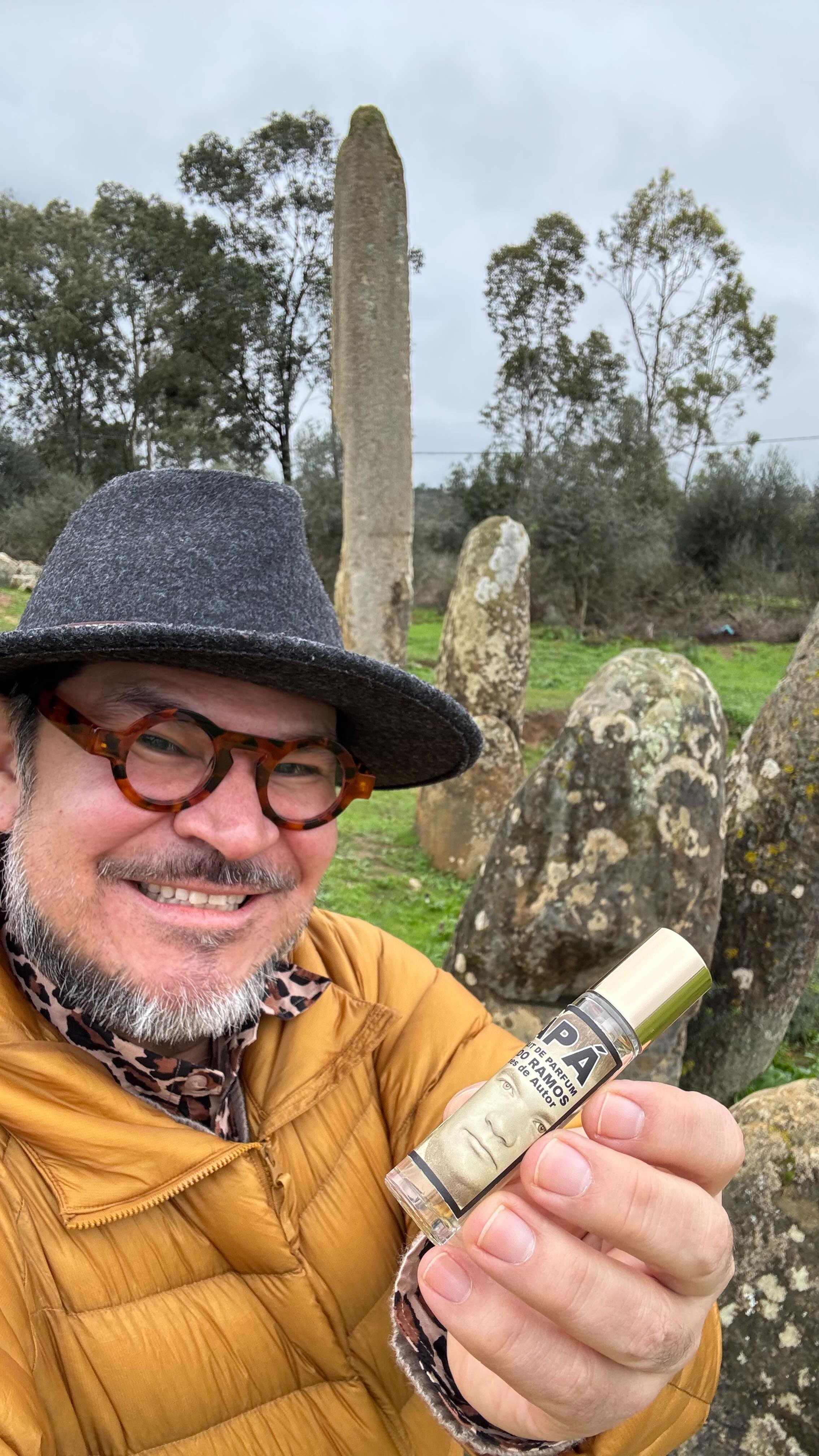 Hoy despidiendo el 2025 desde el Crómlech de M’zora o M’zoura, el único monumento megalítico del norte de África y uno de los tres ejemplos que se encuentra en el continente africano, junto a los de Senegal y Gambia.
Desde aquí les envío mis mejores deseos para este Nuevo Año 2026, que todo lo bueno se les conceda con mucha salud para que lo disfruten!
Feliz 2026!
#ricardoramosperfumesdeautor #papaextraitdeparfum #artisticperfumery #cromlechmzoura #marruecos