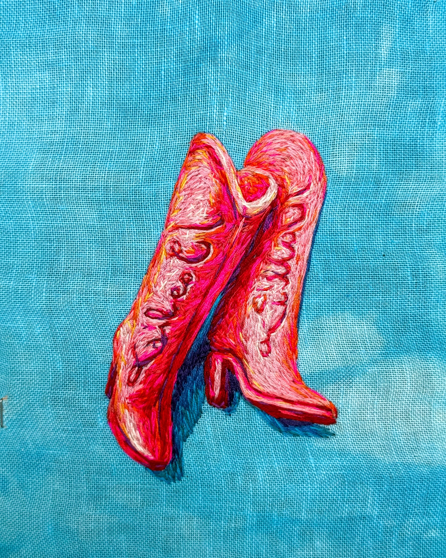 Bubblegum on my boots today.
From drawing to embroidery. Just here, making a small stitching of Barbie boots while I get to know my girl.
Cotton thread on hand-dyed linen by @tometlilycreations
#embroidery #needlework #barbieboots threadworkembroidery