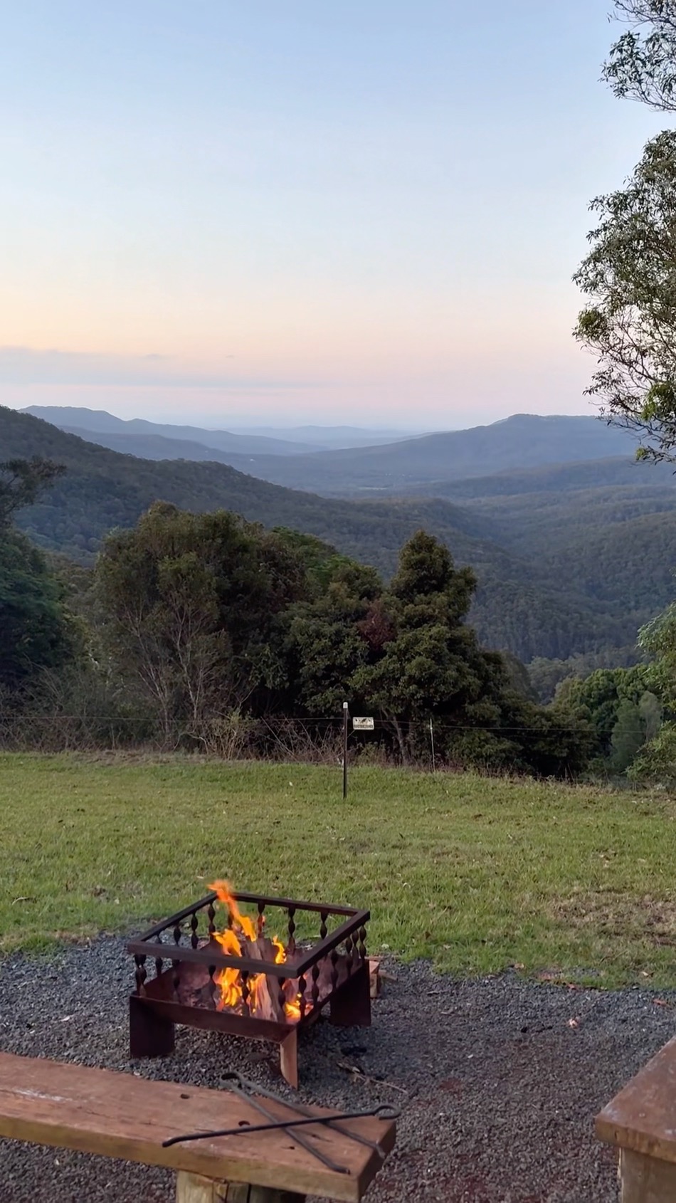 New year. New pace. 🌿 Start 2026 grounded, calm, and surrounded by nature at Fyrefly Retreat. Golden hour, Views, fairly lights, fresh air…pure magic.
#fyreflyretreat #goldenhouraustralia #EveningRetreat #goldcoasthinterland #NatureStay #newyear
